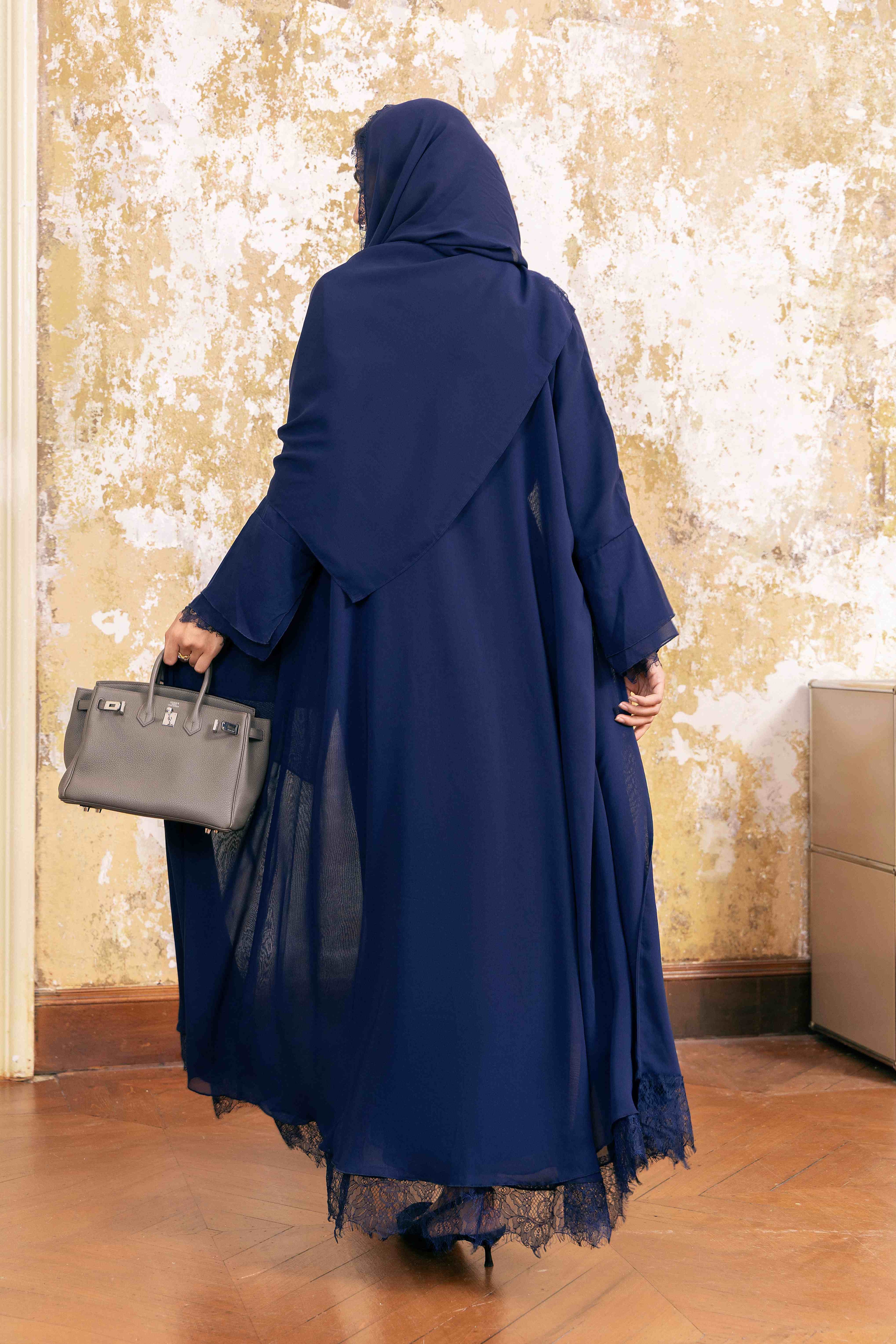 طقم عباية مزين بالدانتيل باللون الأزرق الداكن مع حافة هامشية P25026