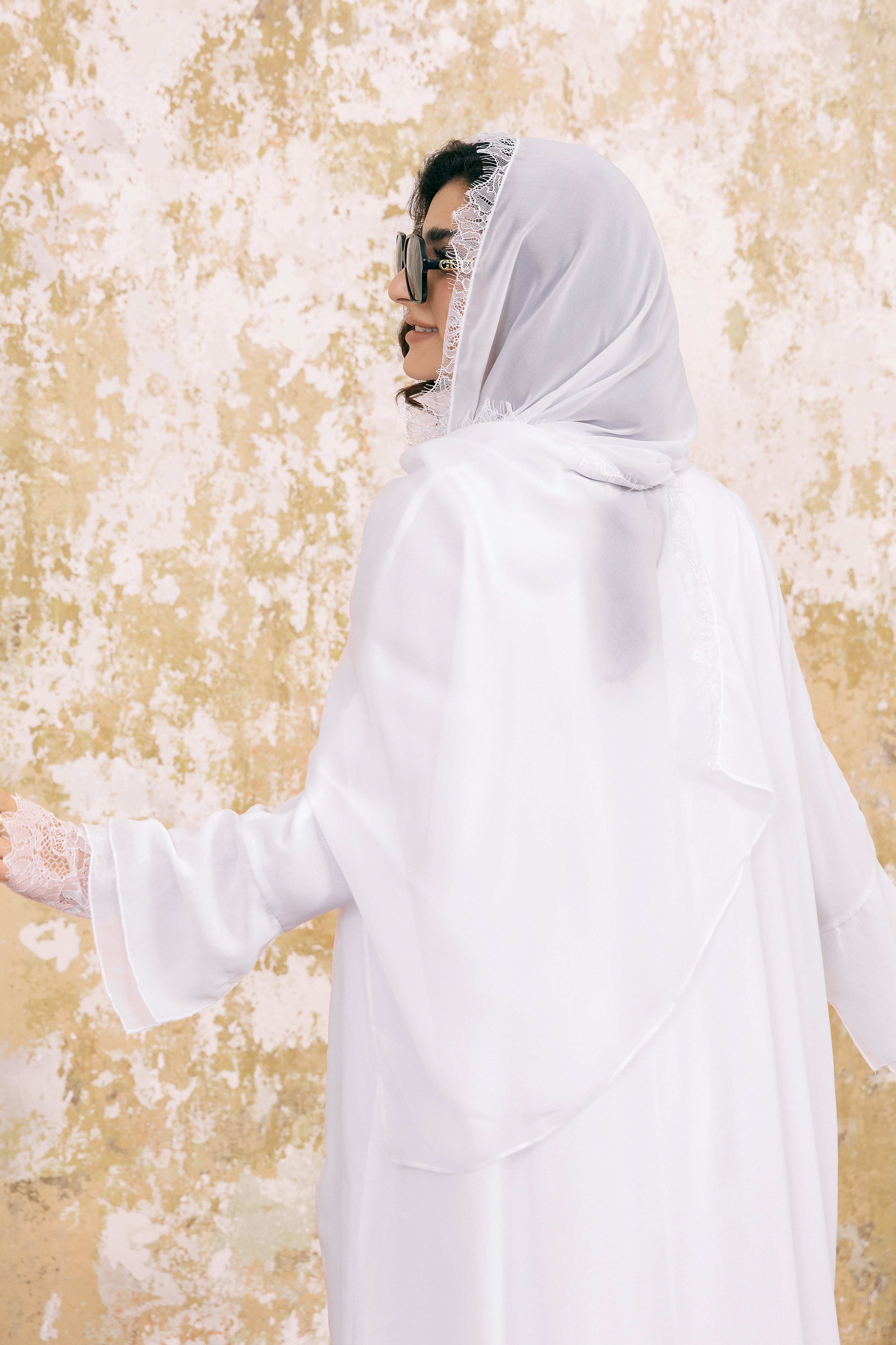 طقم عباية أبيض مزين بالدانتيل مع حافة هامشية P25026