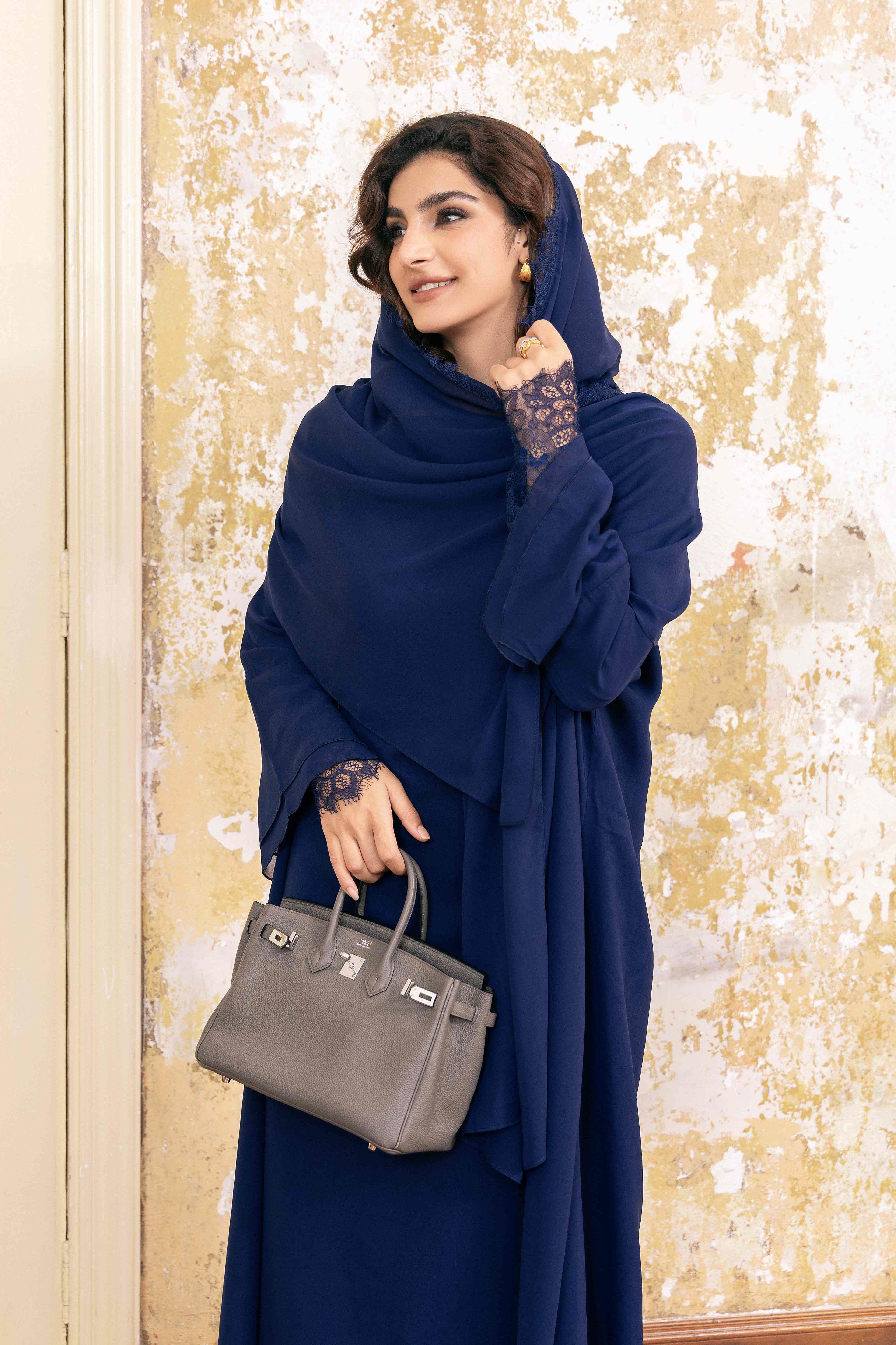 طقم عباية مزين بالدانتيل باللون الأزرق الداكن مع حافة هامشية P25026