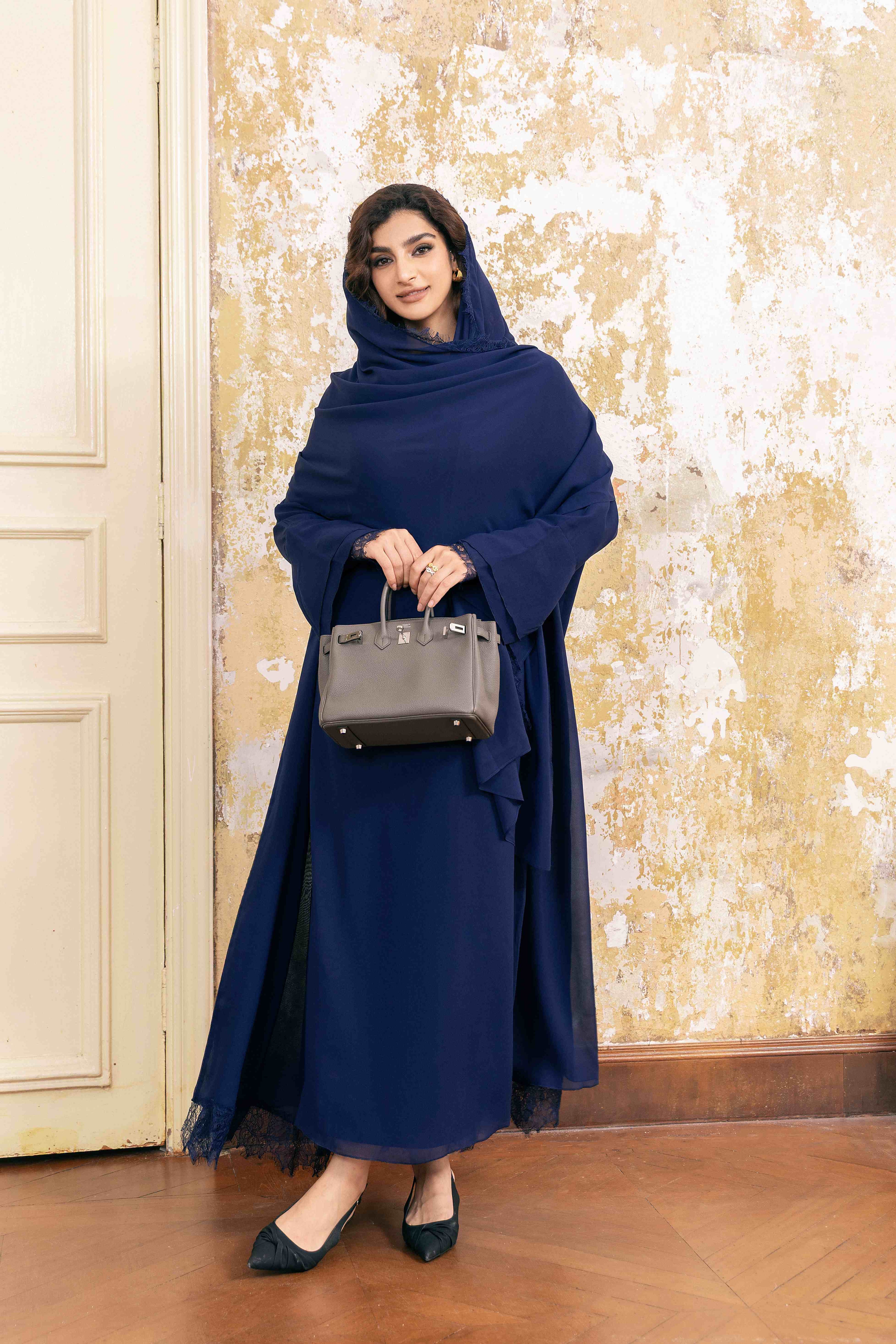 طقم عباية مزين بالدانتيل باللون الأزرق الداكن مع حافة هامشية P25026