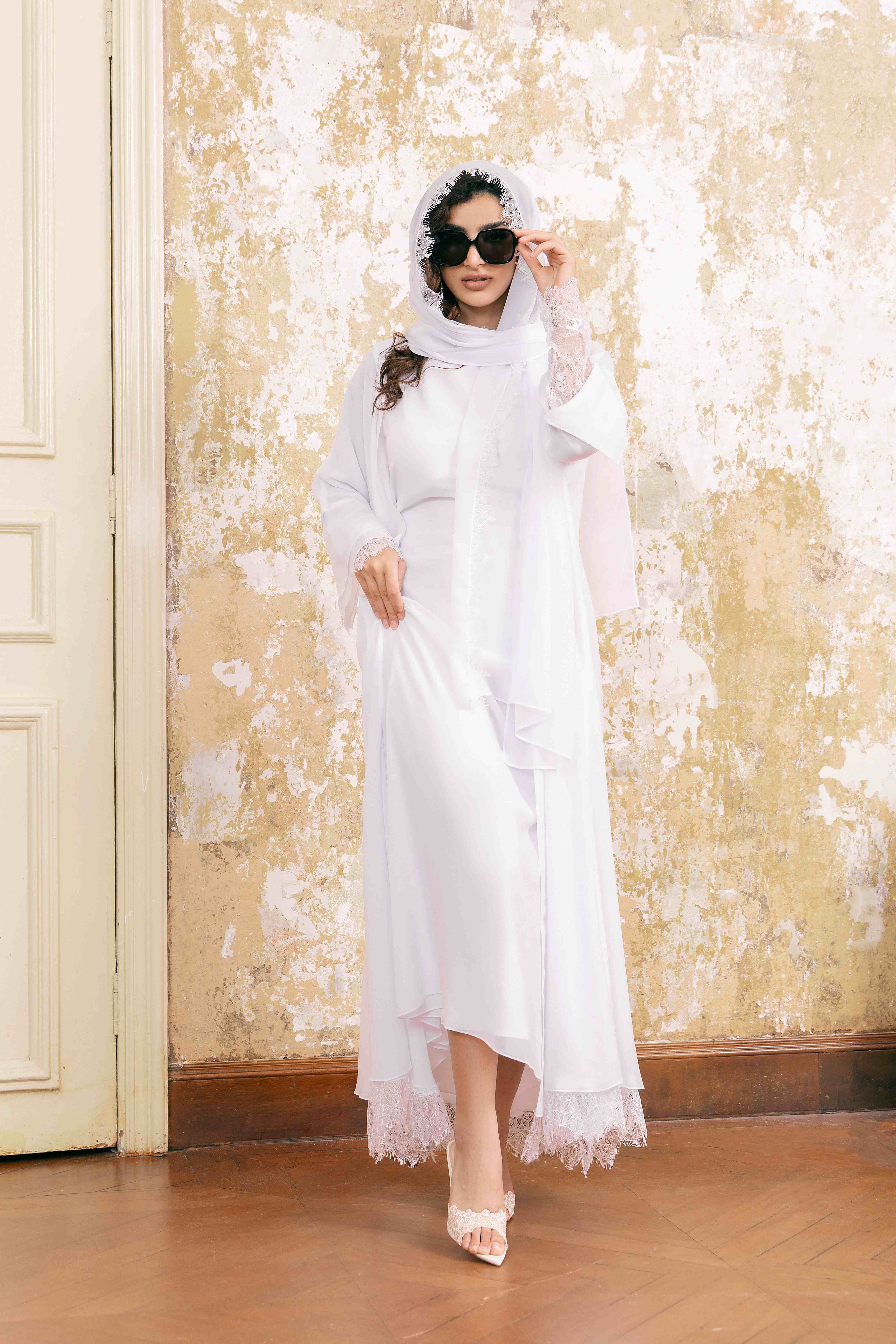 طقم عباية أبيض مزين بالدانتيل مع حافة هامشية P25026