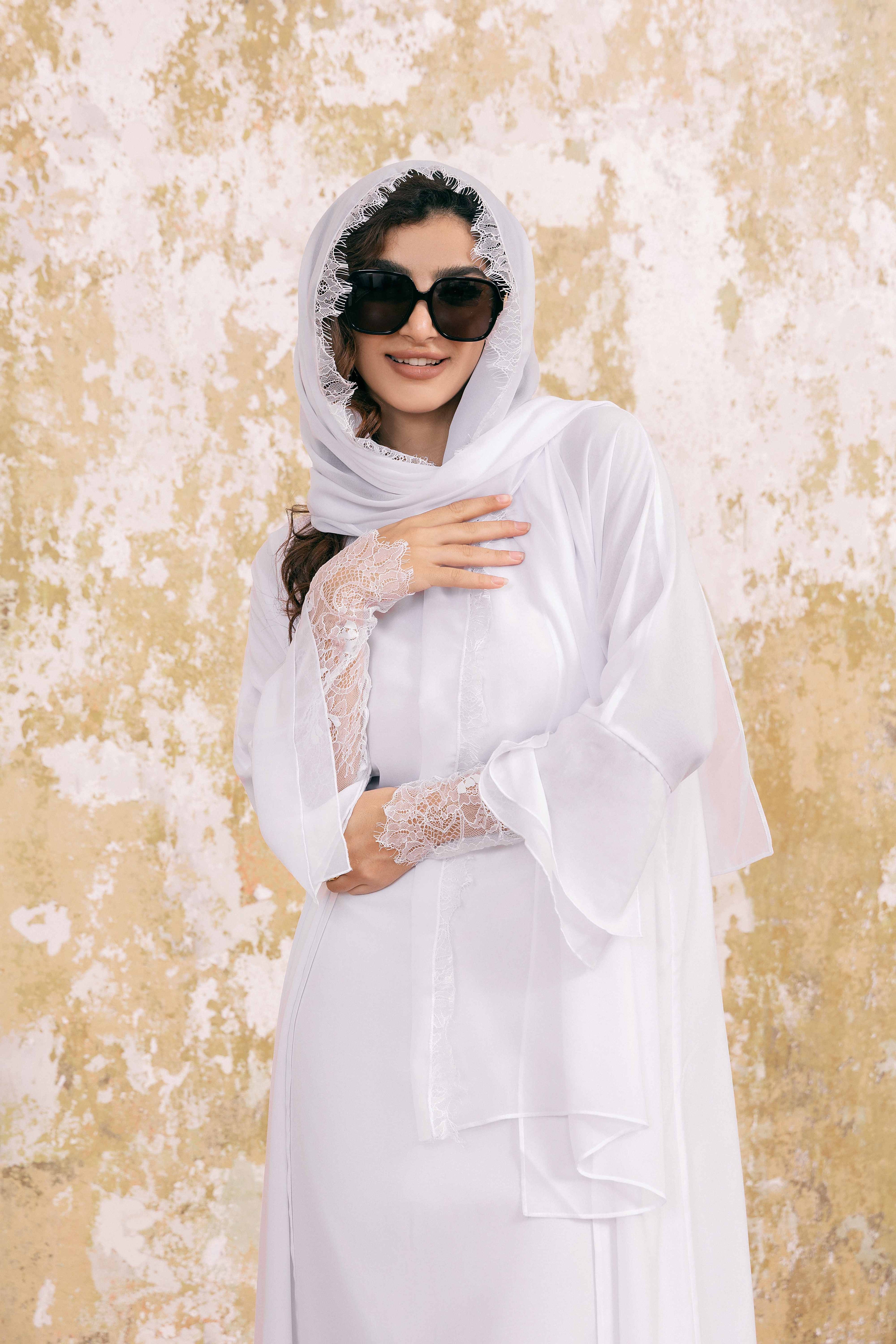 طقم عباية أبيض مزين بالدانتيل مع حافة هامشية P25026