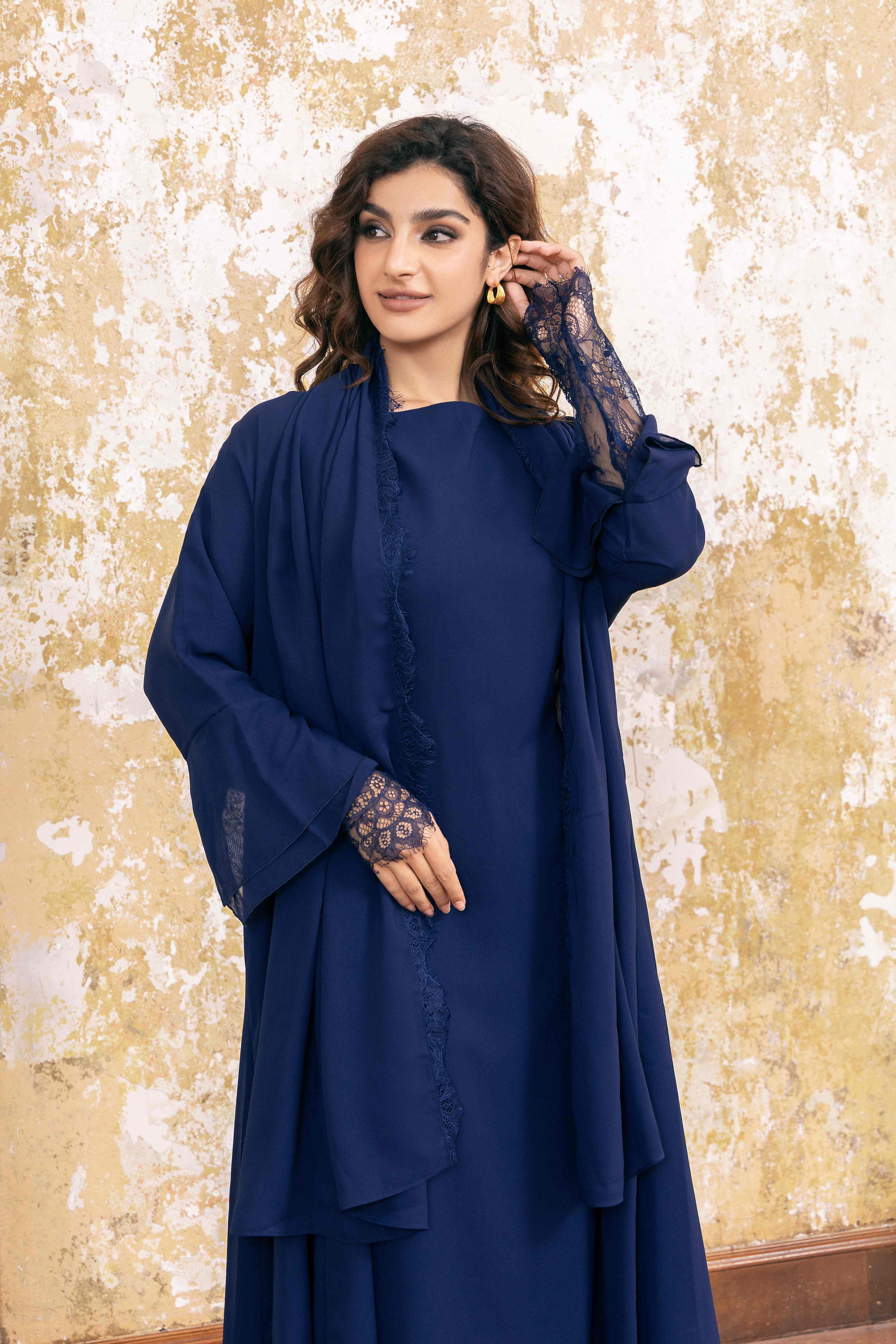 طقم عباية مزين بالدانتيل باللون الأزرق الداكن مع حافة هامشية P25026
