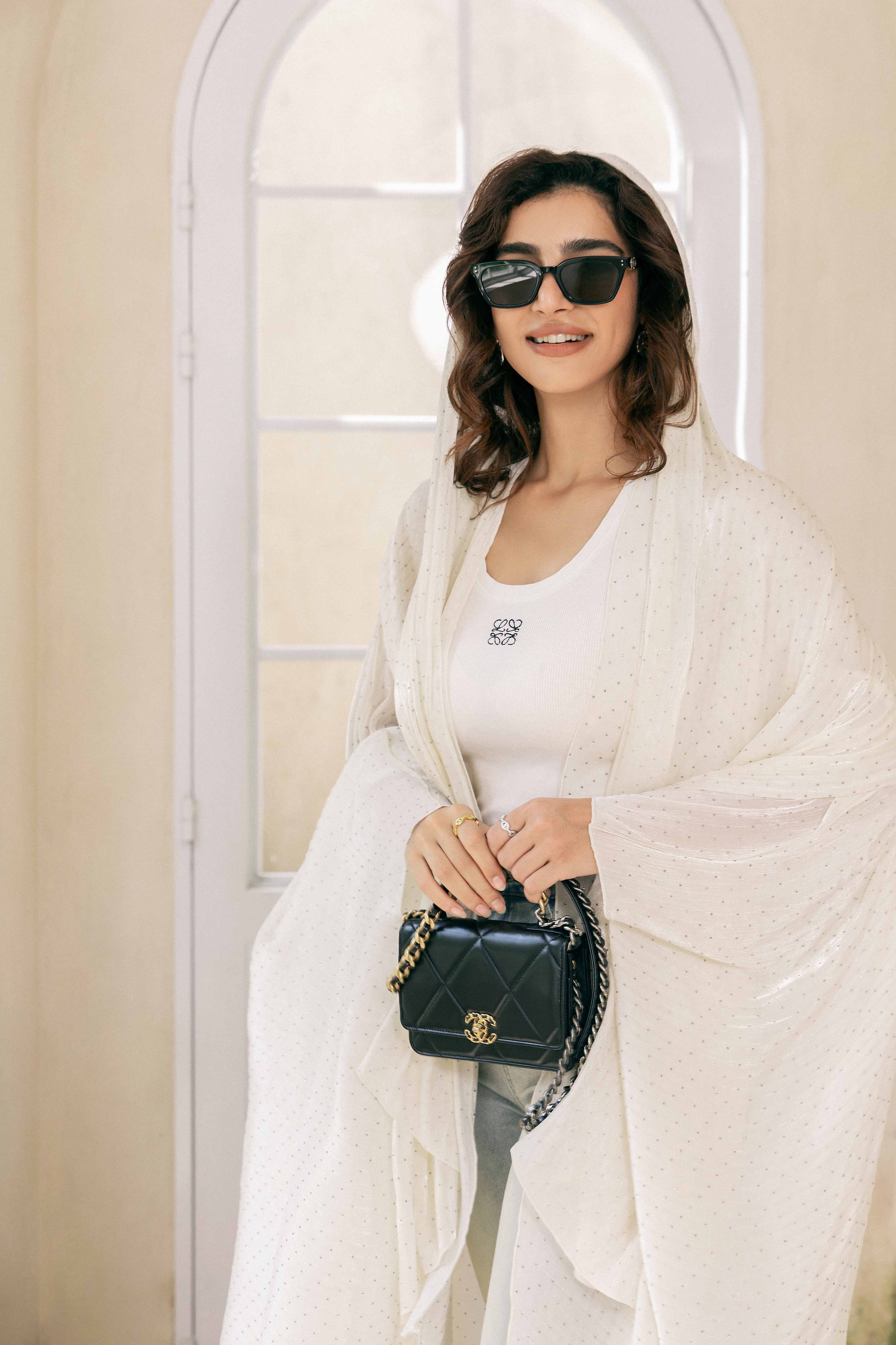 P25022 عباءة بيج فاتحة مزينة بأحجار الراين تغطي الجسم بالكامل