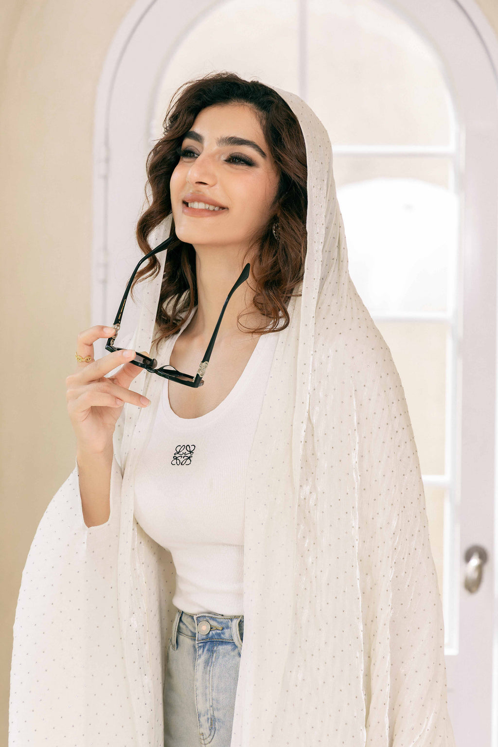 P25022 عباءة بيج فاتحة مزينة بأحجار الراين تغطي الجسم بالكامل