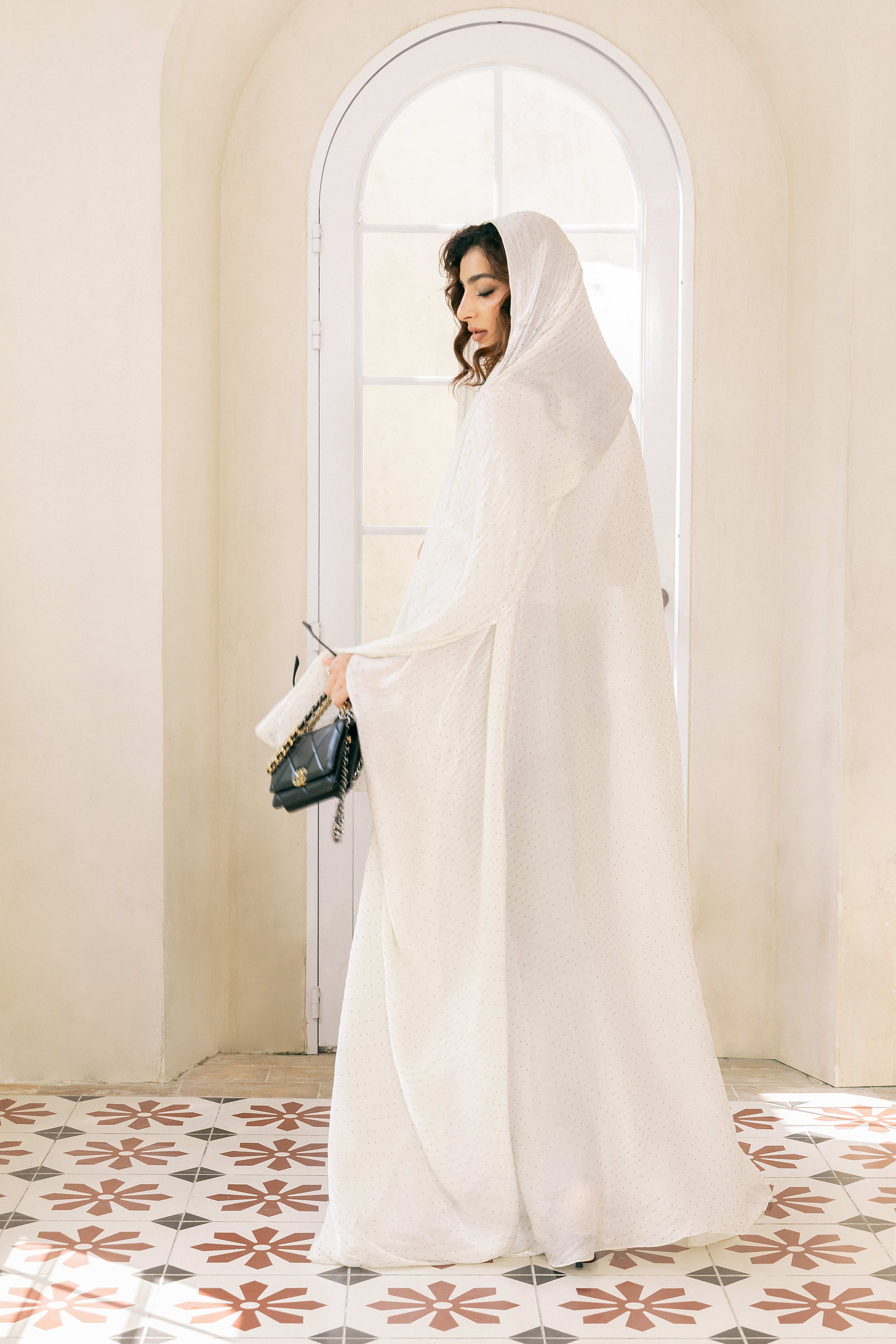 P25022 عباءة بيج فاتحة مزينة بأحجار الراين تغطي الجسم بالكامل