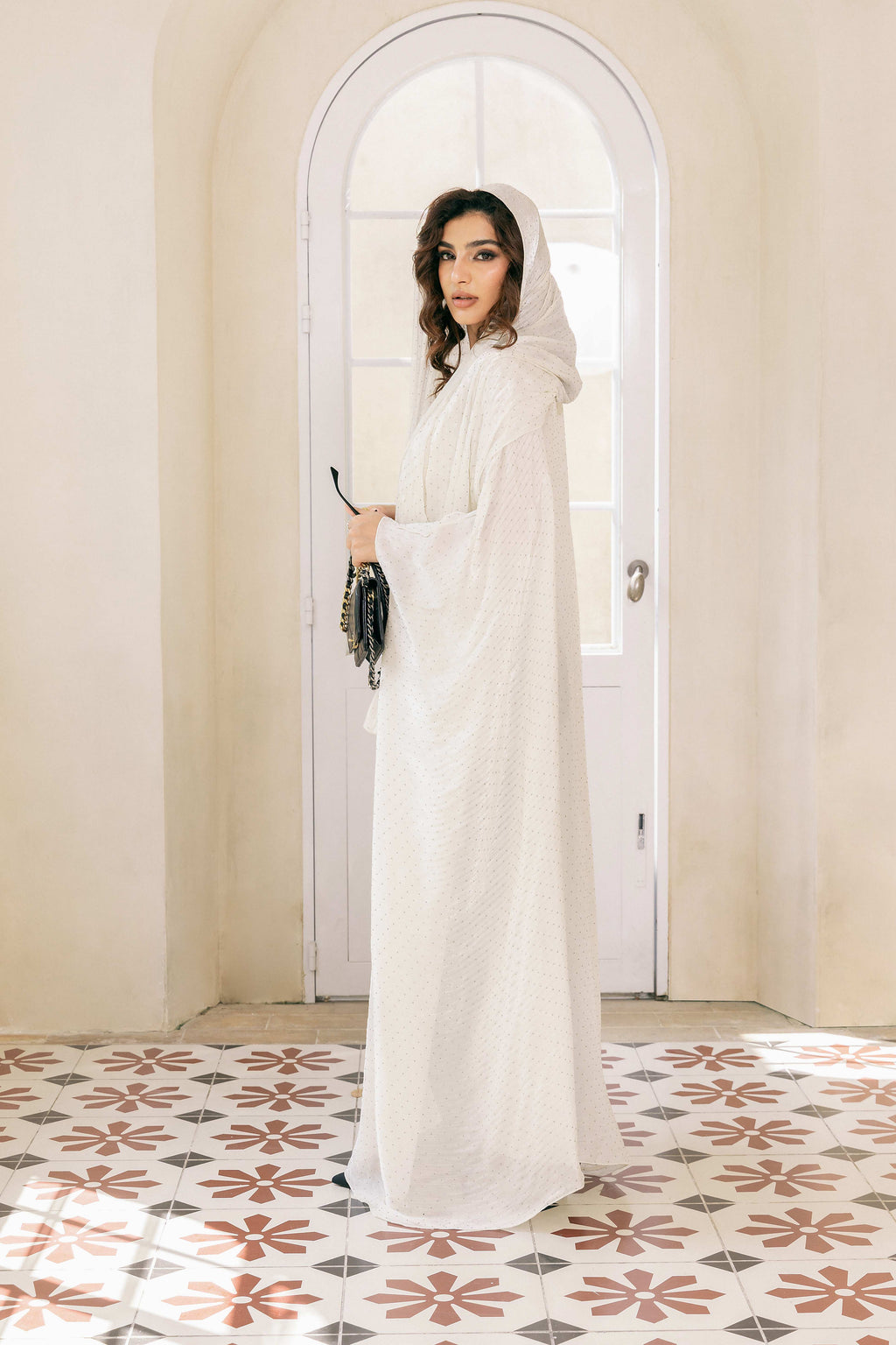 P25022 عباءة بيج فاتحة مزينة بأحجار الراين تغطي الجسم بالكامل