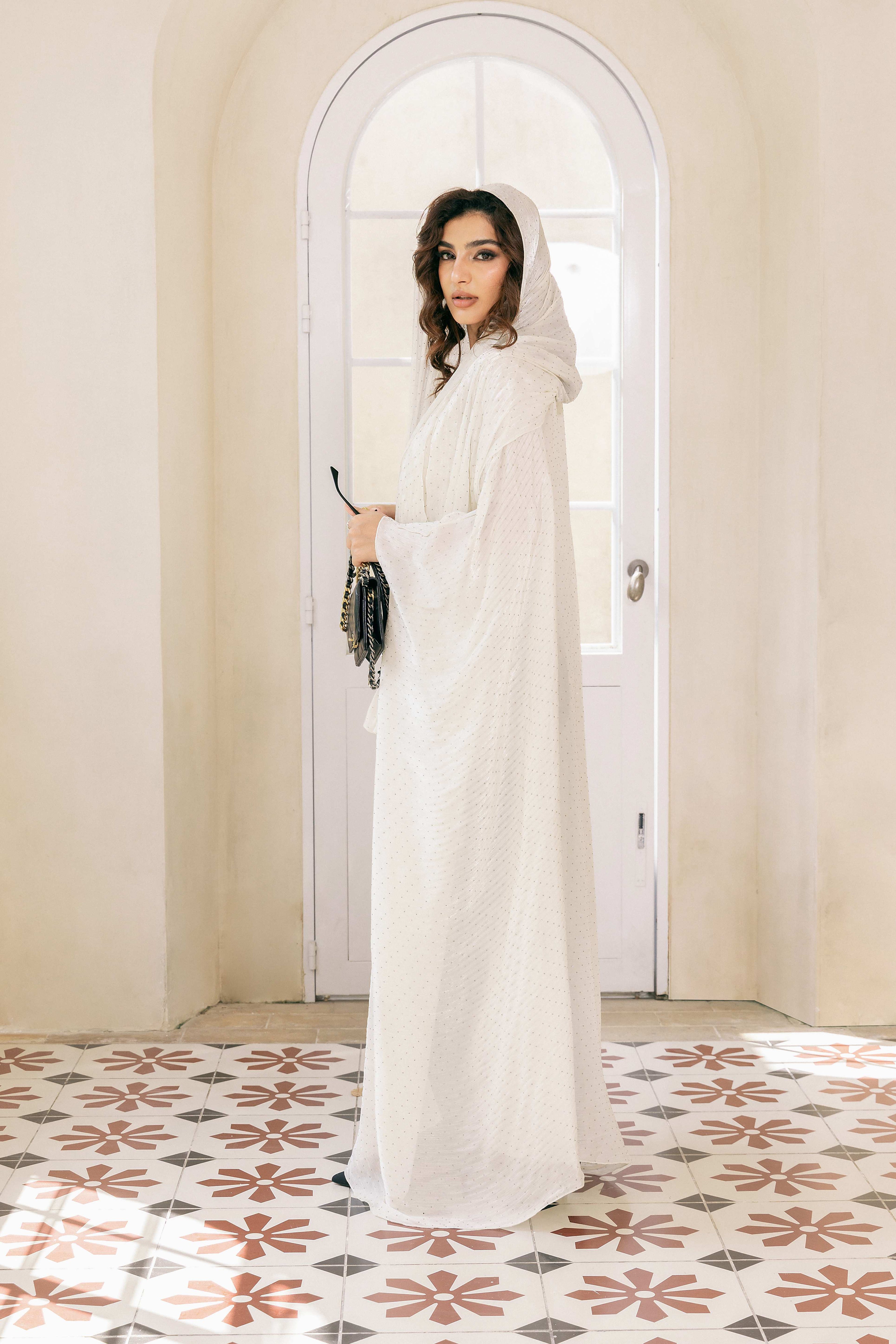 P25022 عباءة بيج فاتحة مزينة بأحجار الراين تغطي الجسم بالكامل