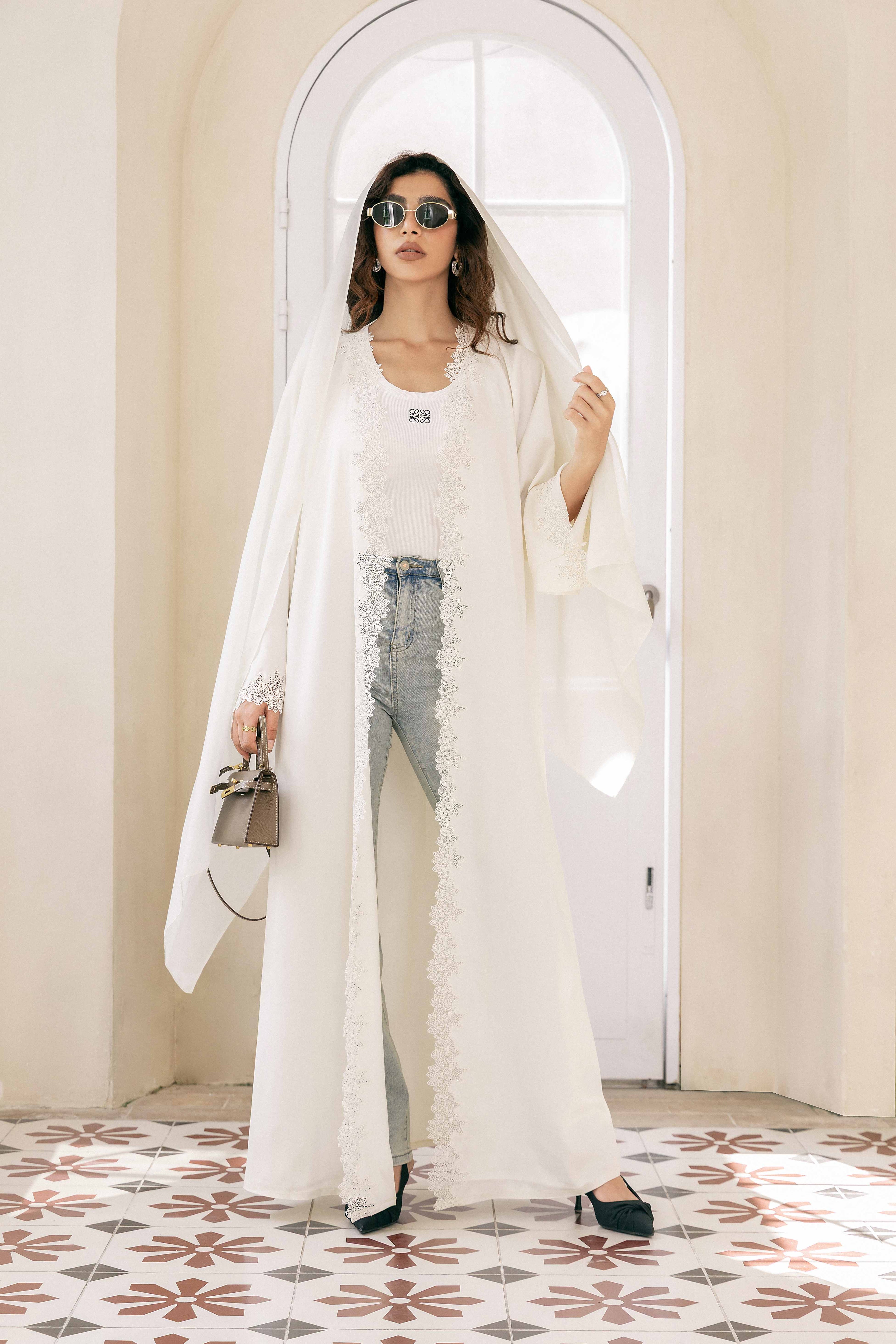 P25011 Ensemble abaya en acétate avec dentelle beige pêche et bordure en strass