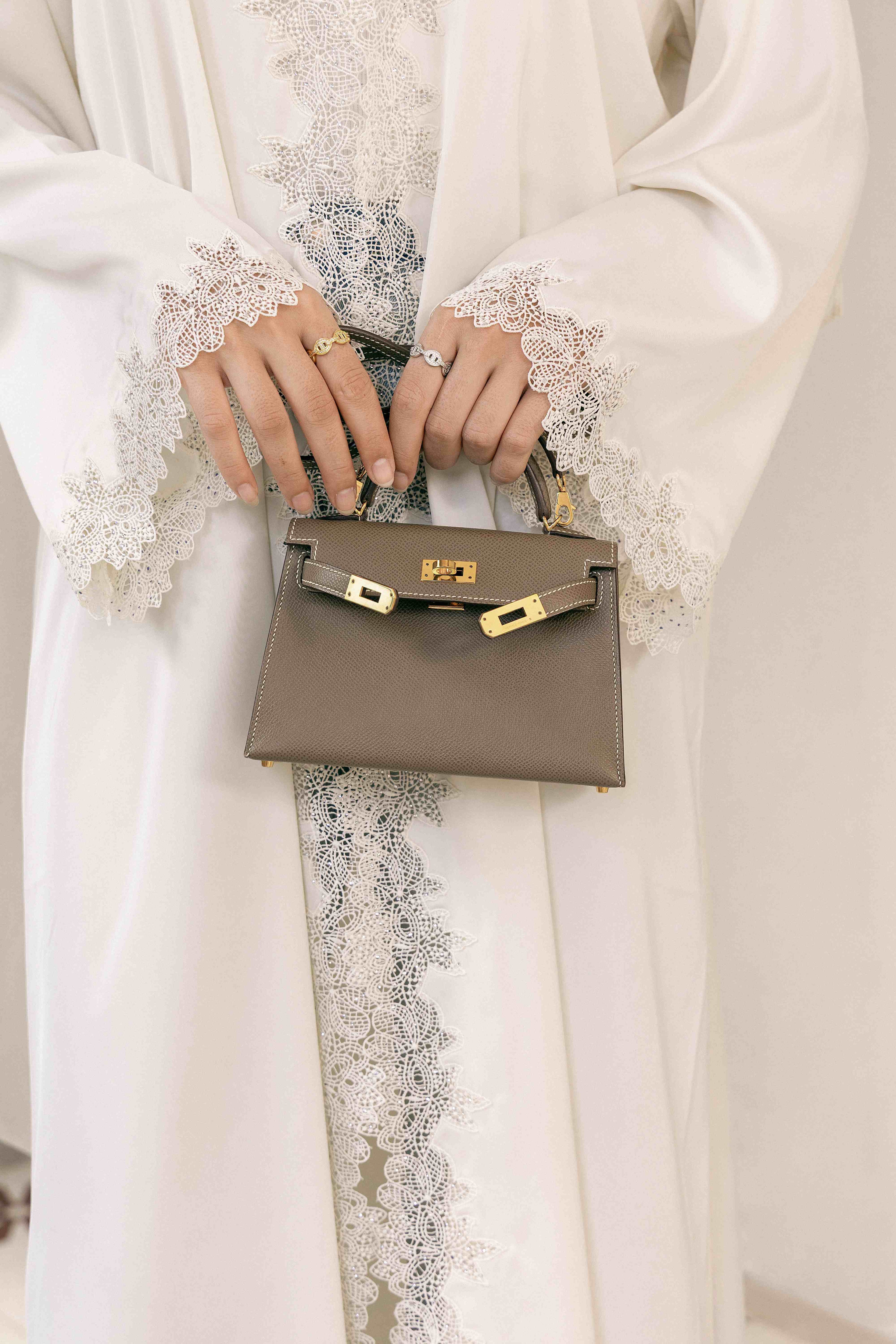 P25011 Ensemble abaya en acétate avec dentelle beige pêche et bordure en strass