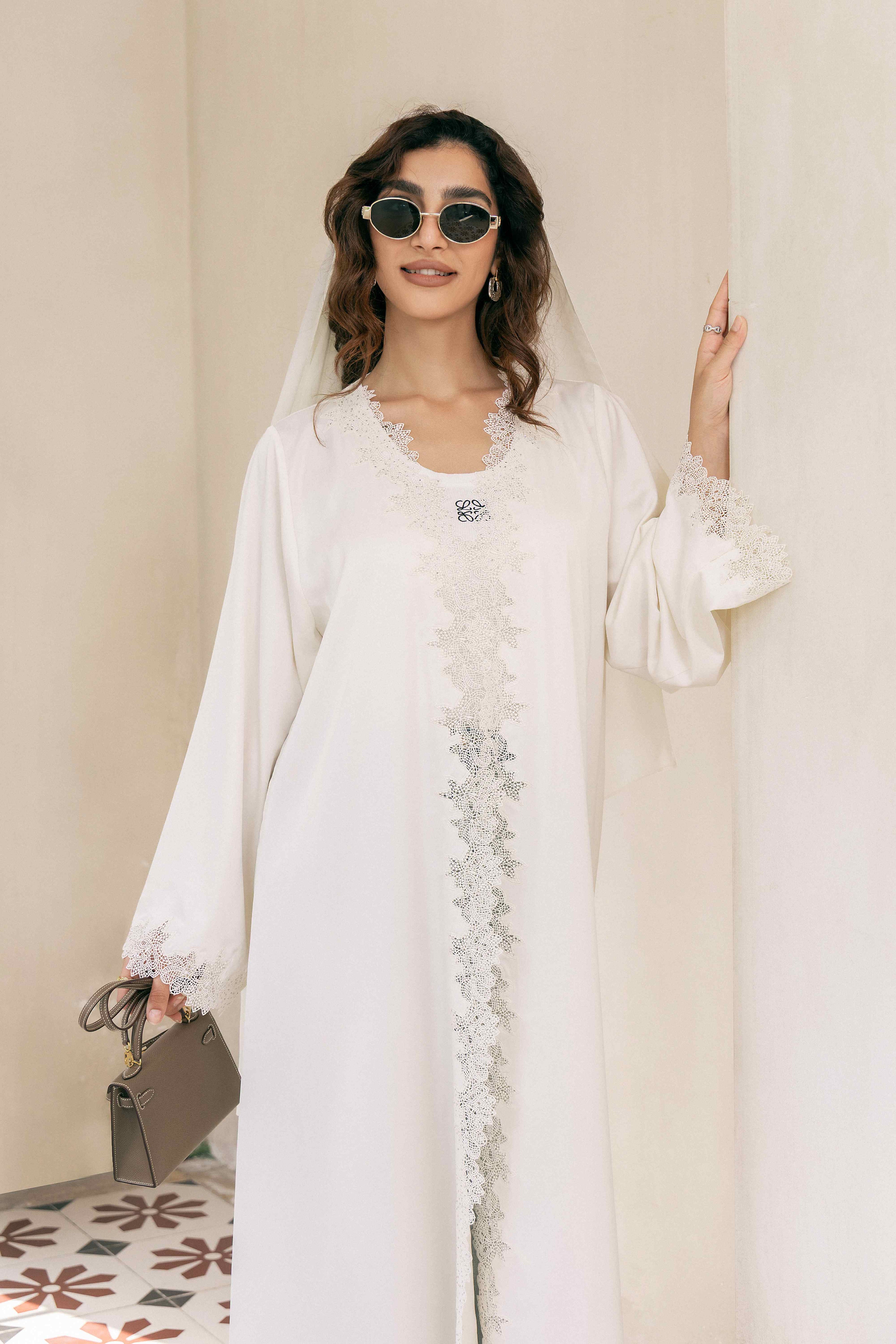 P25011 Ensemble abaya en acétate avec dentelle beige pêche et bordure en strass