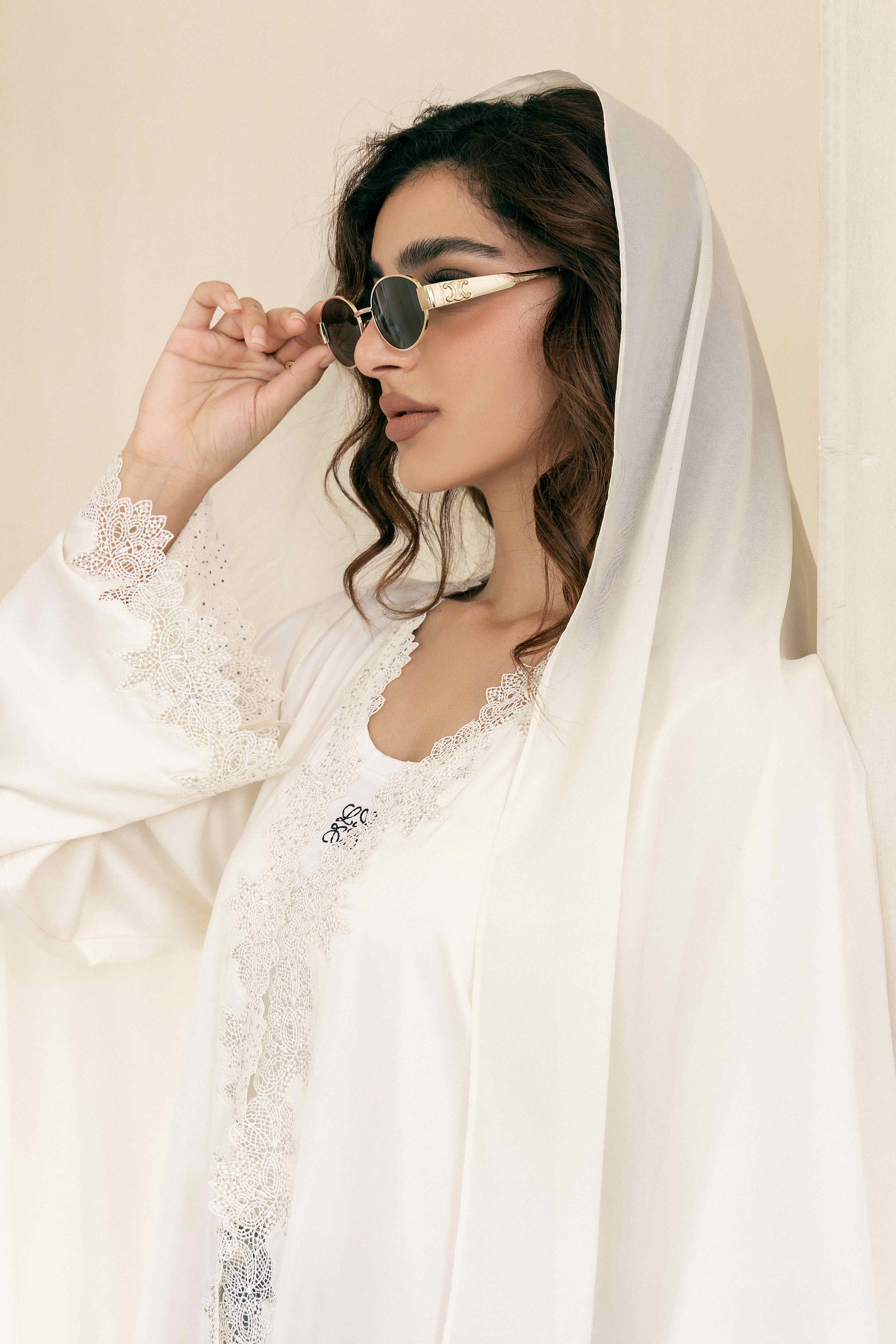 P25011 Ensemble abaya en acétate avec dentelle beige pêche et bordure en strass