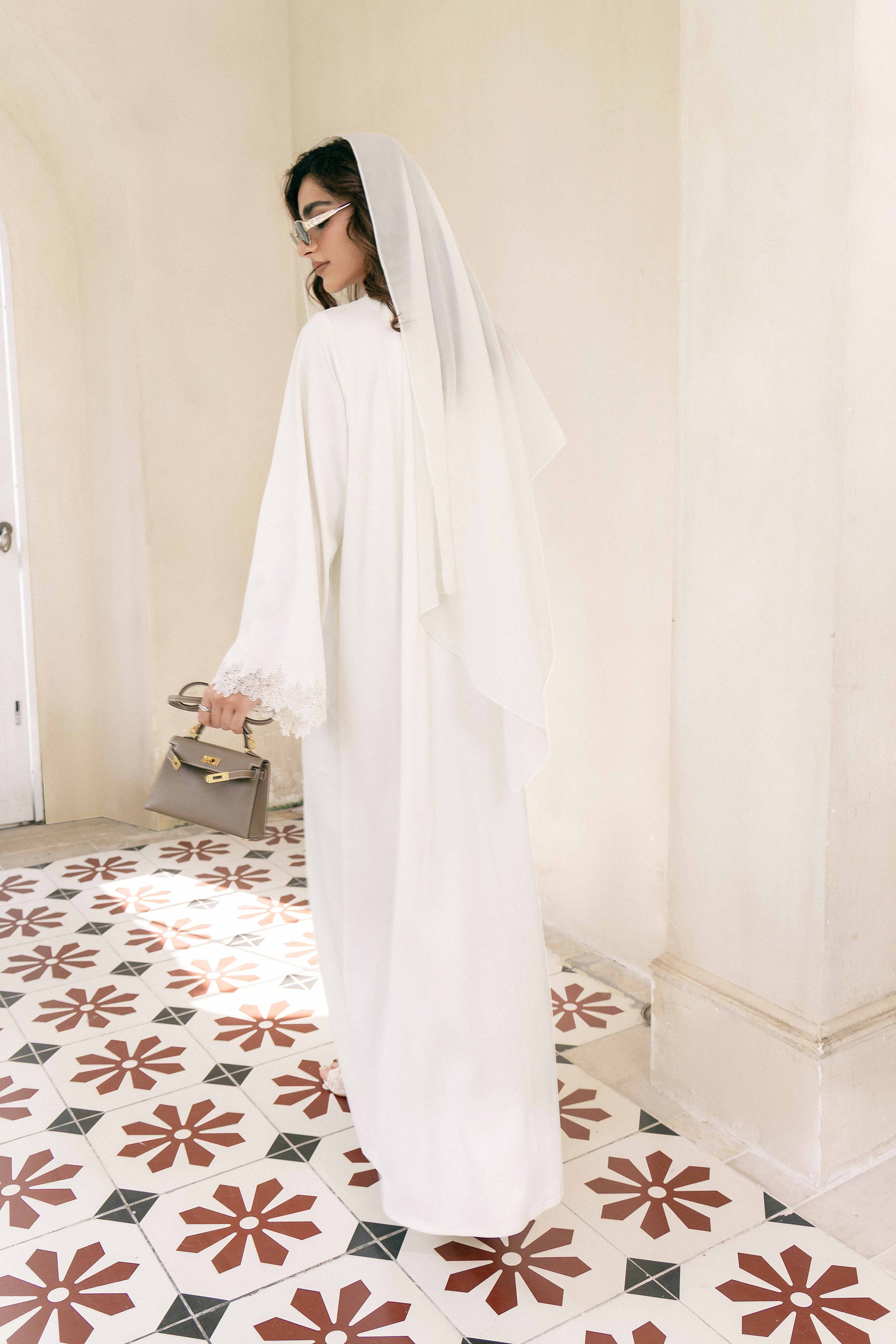 P25011 Ensemble abaya en acétate avec dentelle beige pêche et bordure en strass