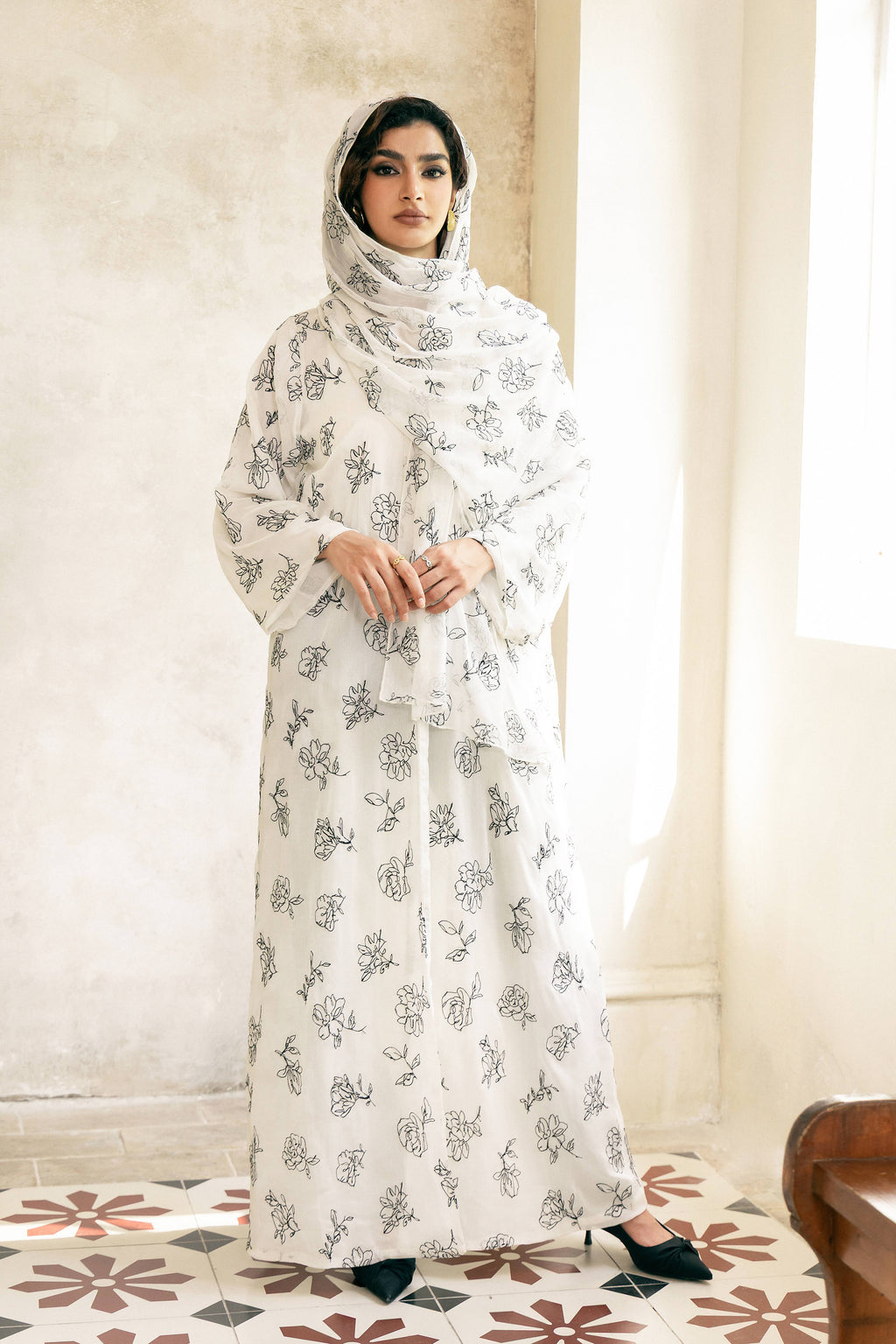 Abaya blanche P25001 brodée de fleurs noires