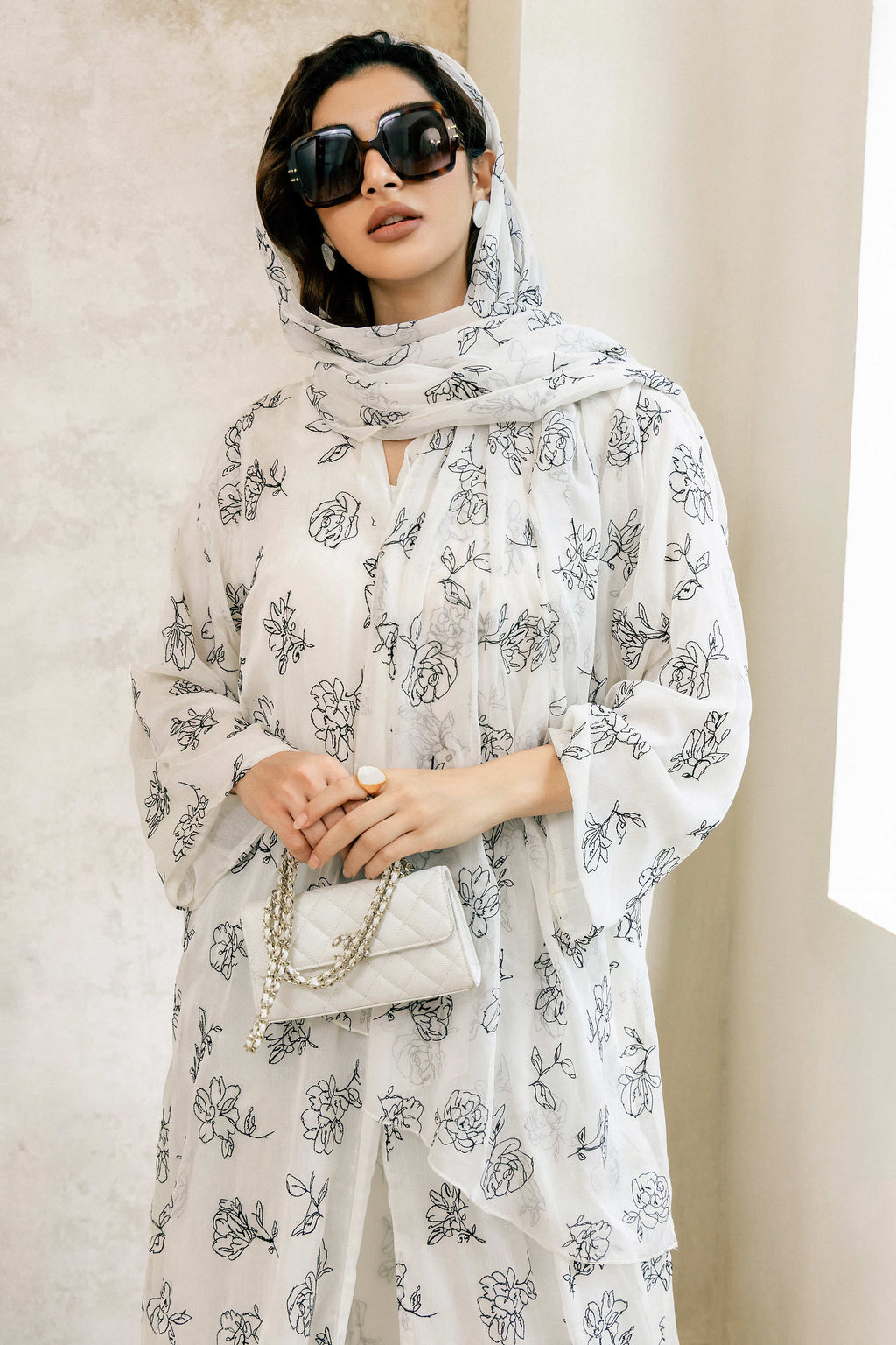 Abaya blanche P25001 brodée de fleurs noires