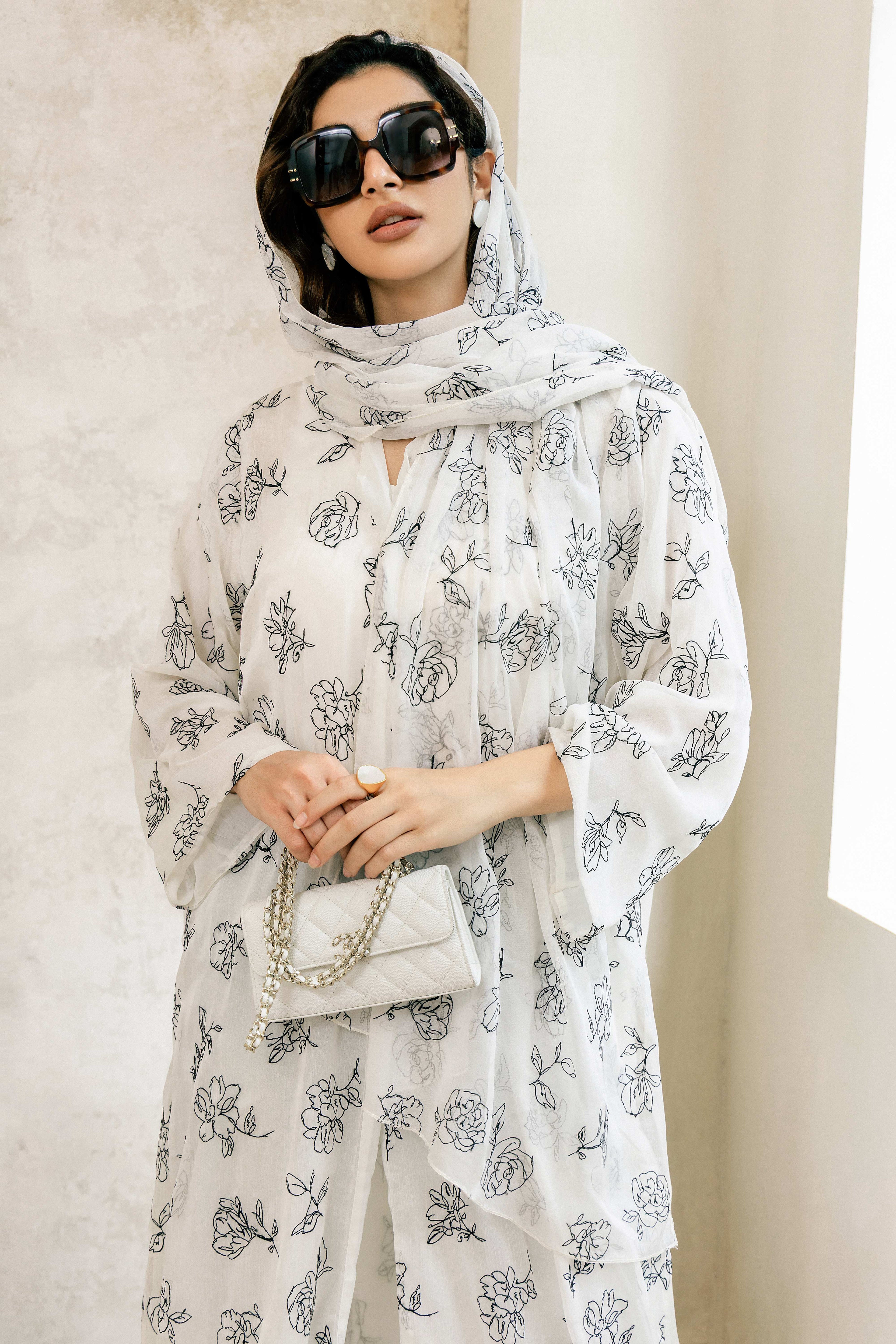 Abaya blanche P25001 brodée de fleurs noires