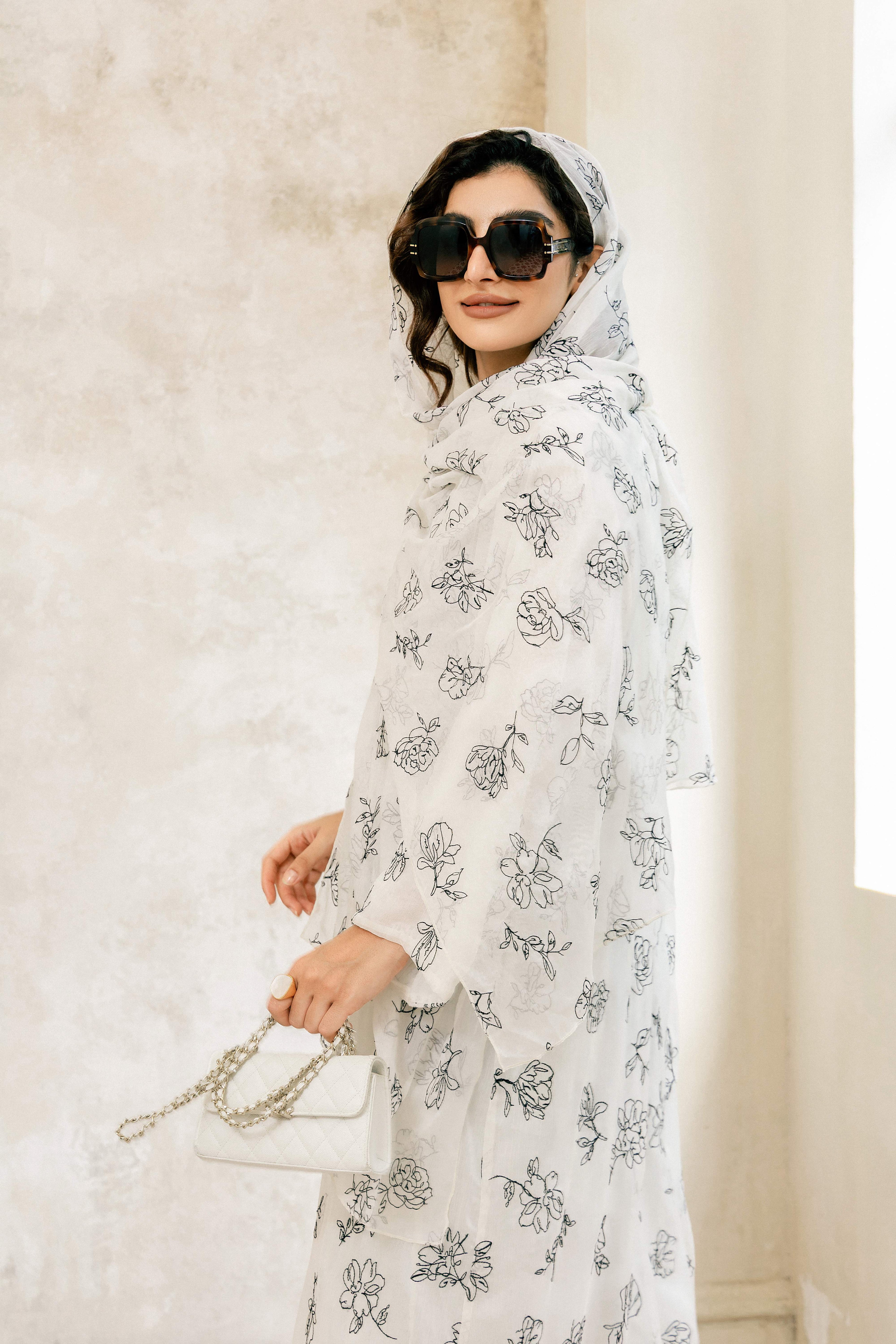 Abaya blanche P25001 brodée de fleurs noires