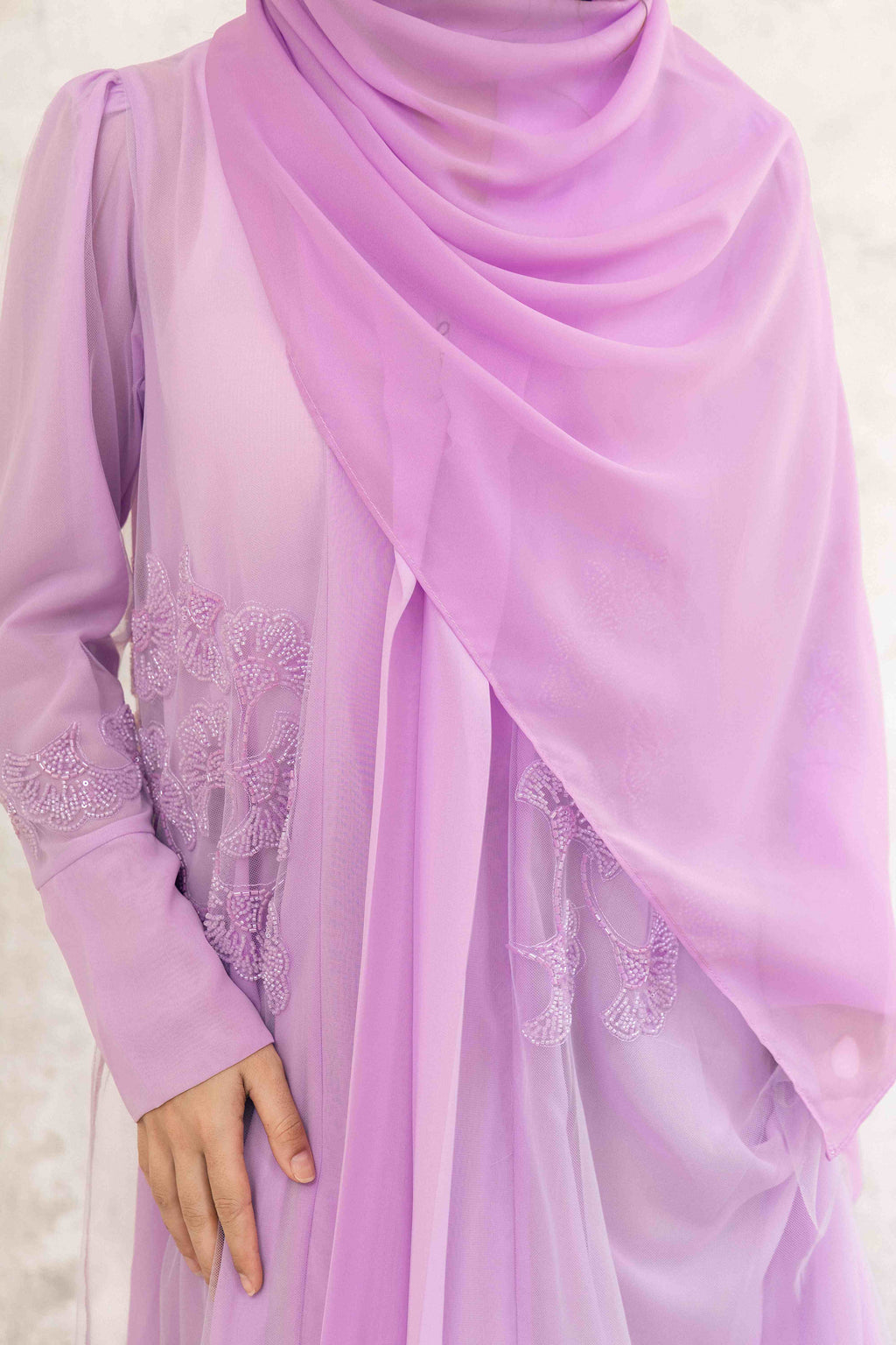 Abaya violette brodée de dentelle et ornée de sequins (P25008)