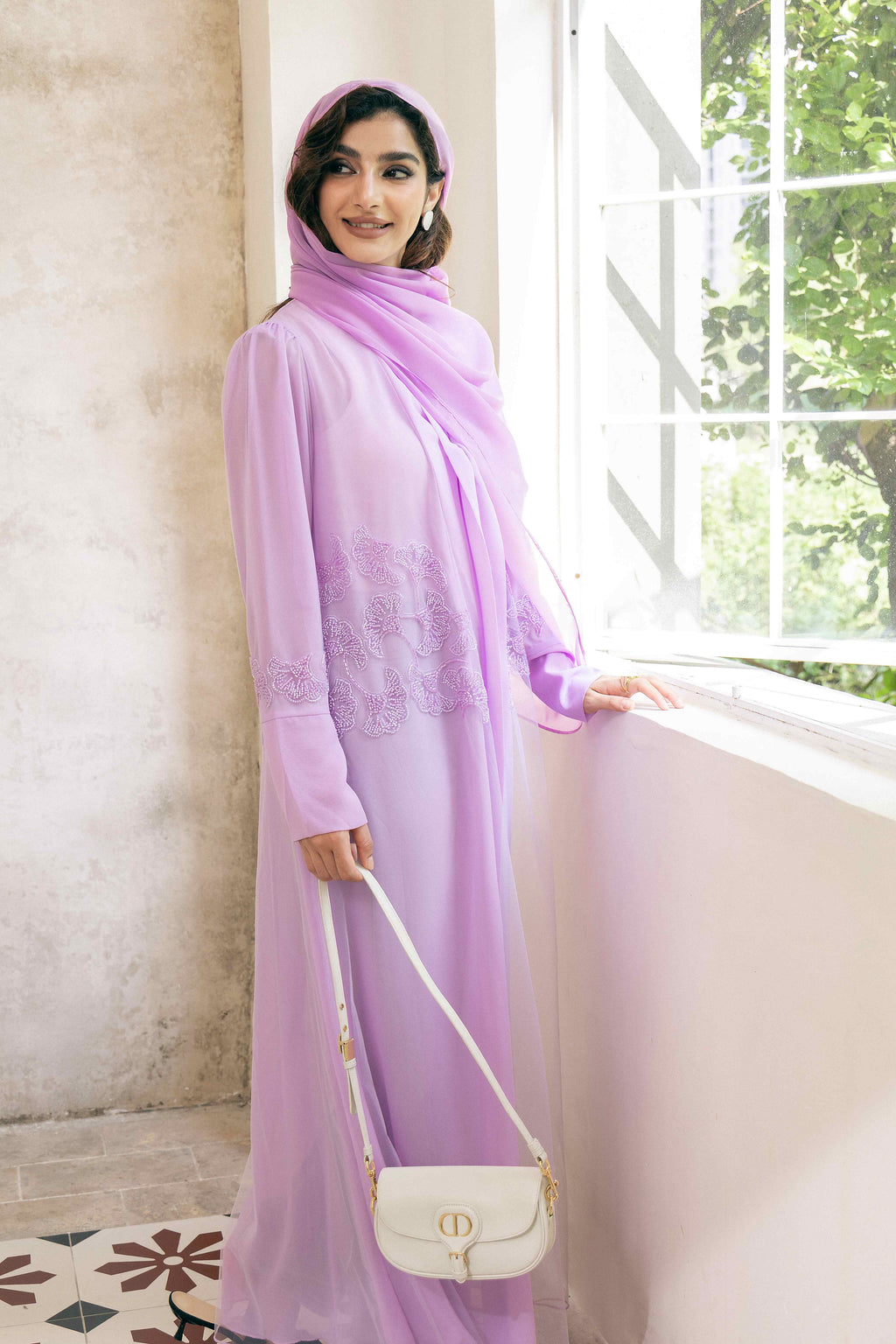 Abaya violette brodée de dentelle et ornée de sequins (P25008)