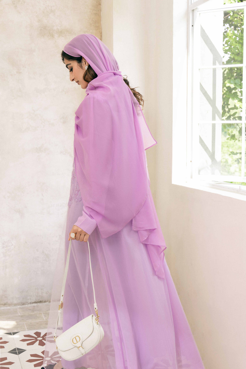 Abaya violette brodée de dentelle et ornée de sequins (P25008)