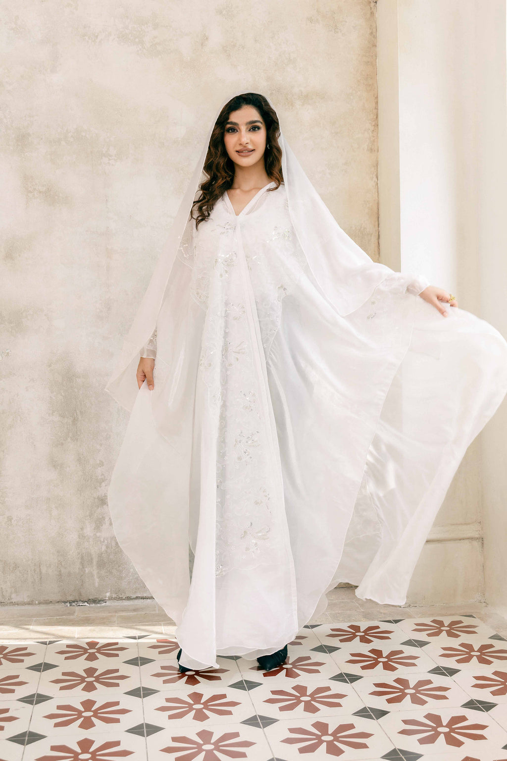 Robe de mariée en dentelle blanche P25007, style abaya brodée et ornée de sequins 