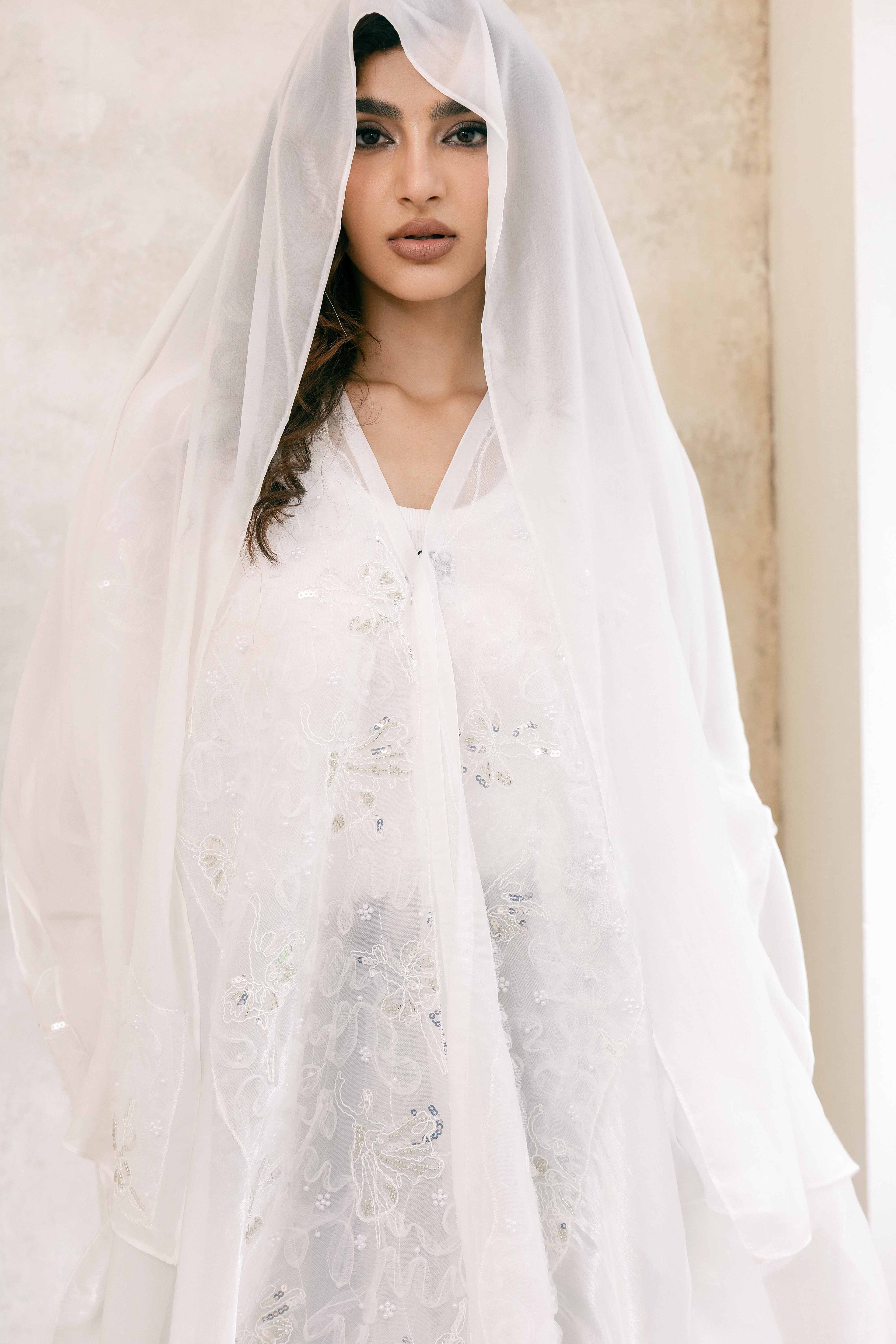 Robe de mariée en dentelle blanche P25007, style abaya brodée et ornée de sequins 
