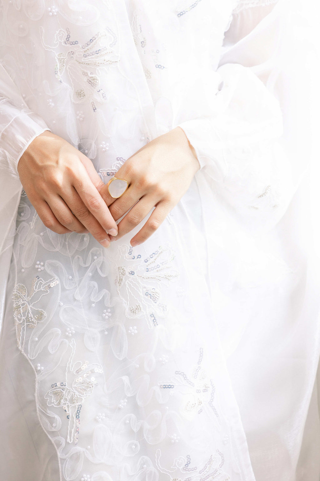 Robe de mariée en dentelle blanche P25007, style abaya brodée et ornée de sequins 