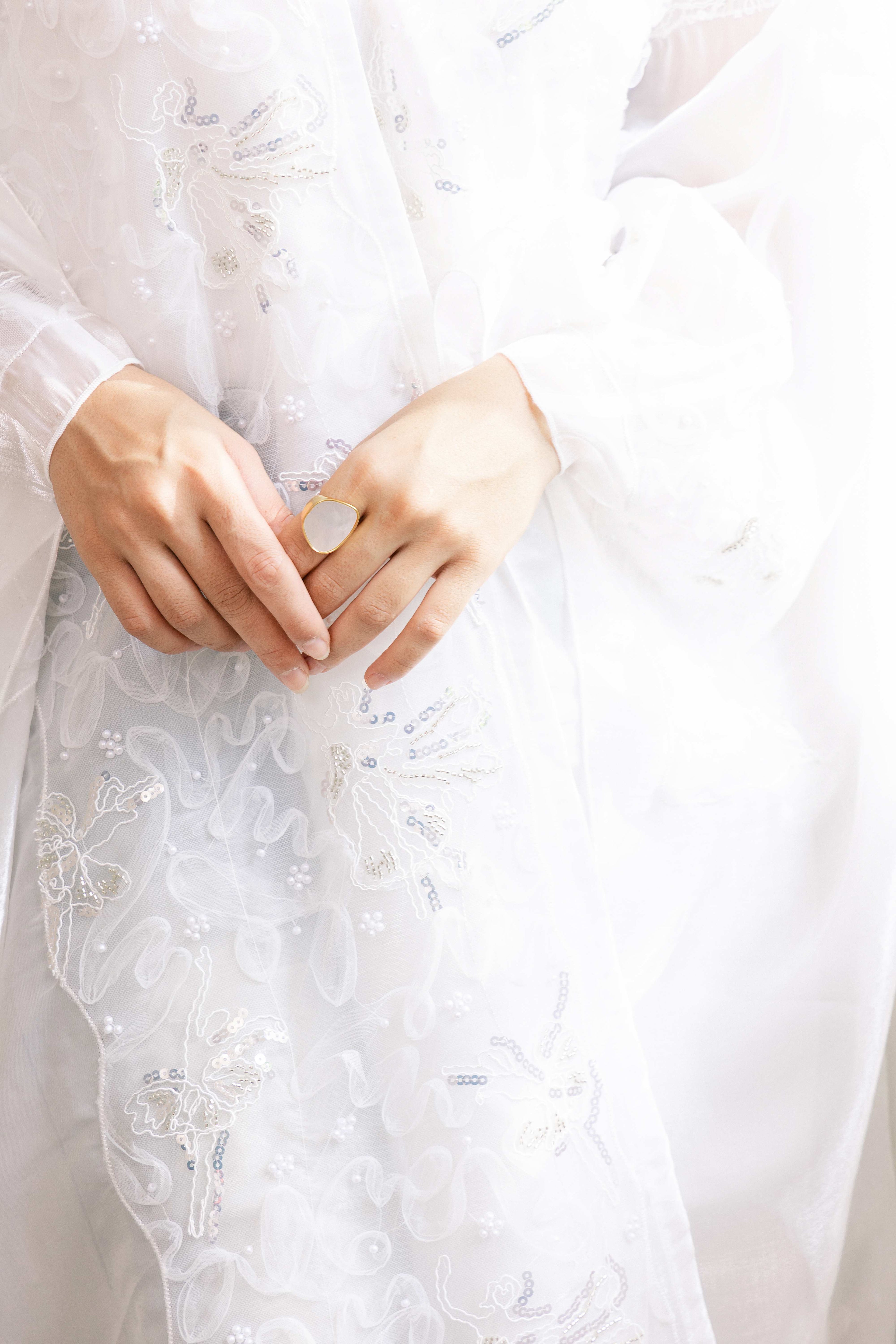 Robe de mariée en dentelle blanche P25007, style abaya brodée et ornée de sequins 