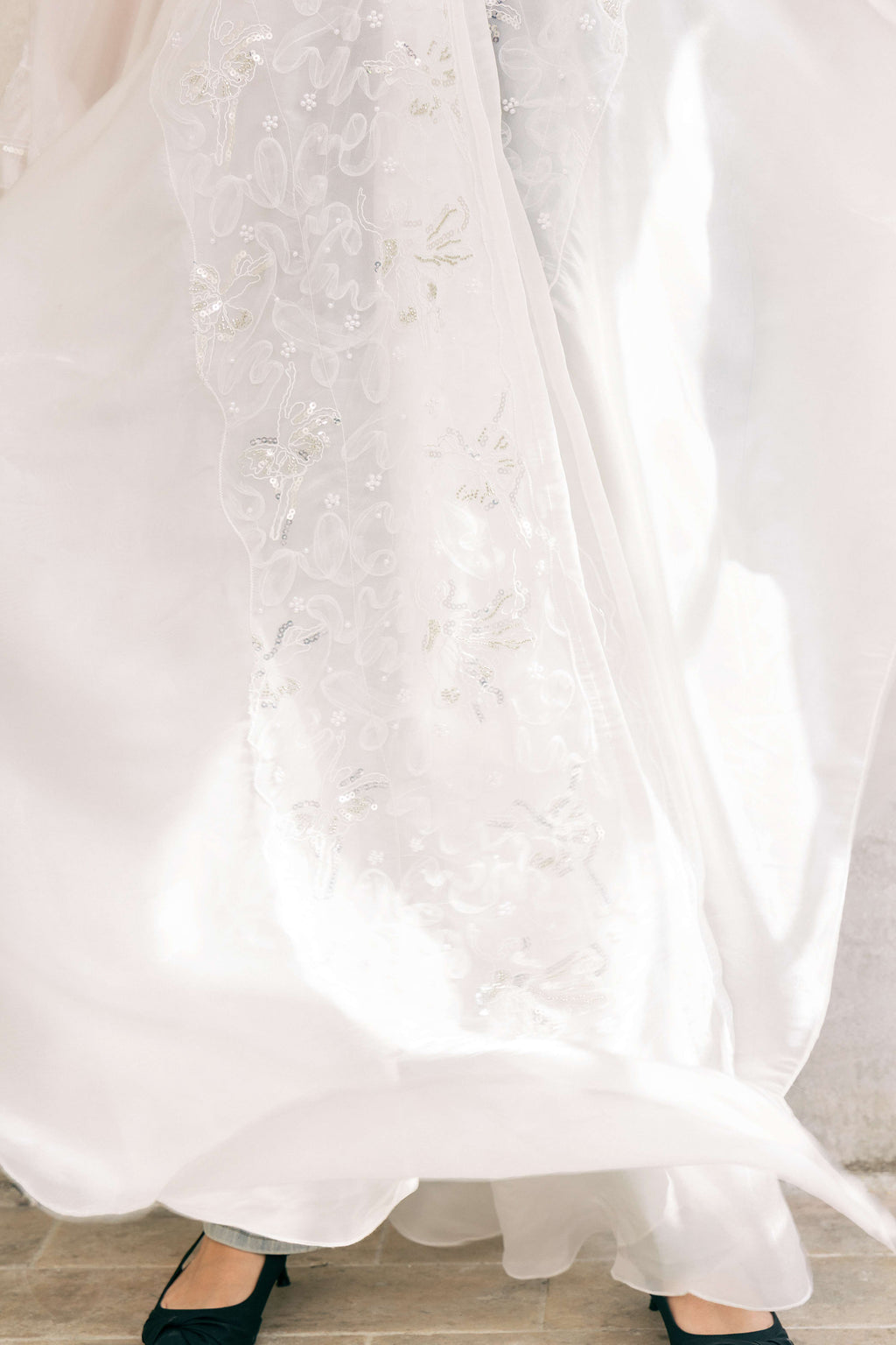 Robe de mariée en dentelle blanche P25007, style abaya brodée et ornée de sequins 