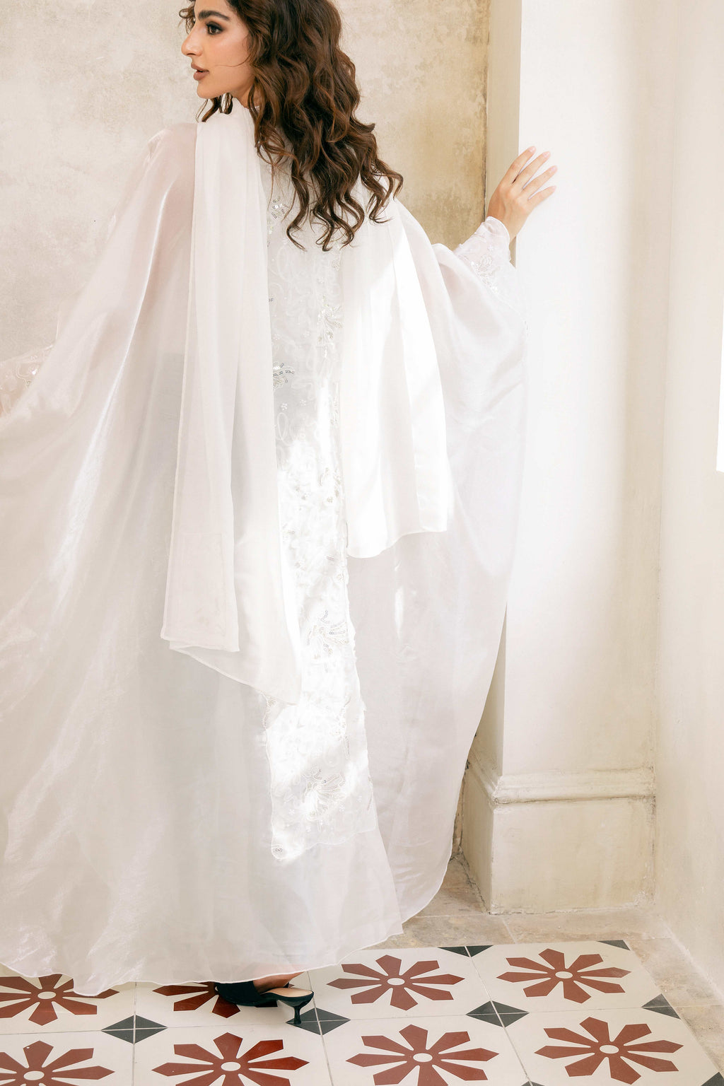Robe de mariée en dentelle blanche P25007, style abaya brodée et ornée de sequins 