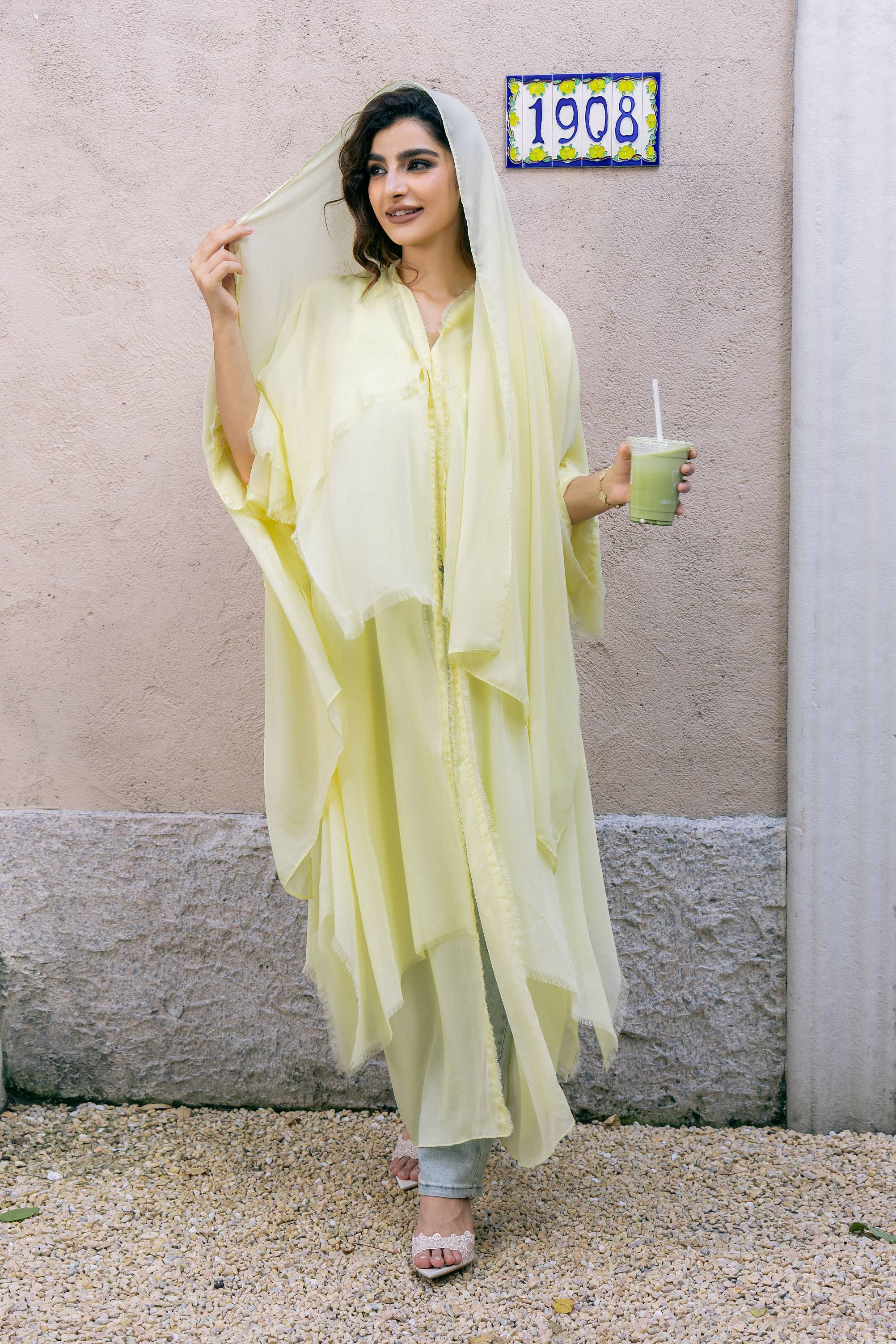 P25025 معطف عباية شفاف أصفر فاتح مزين بالشراشيب