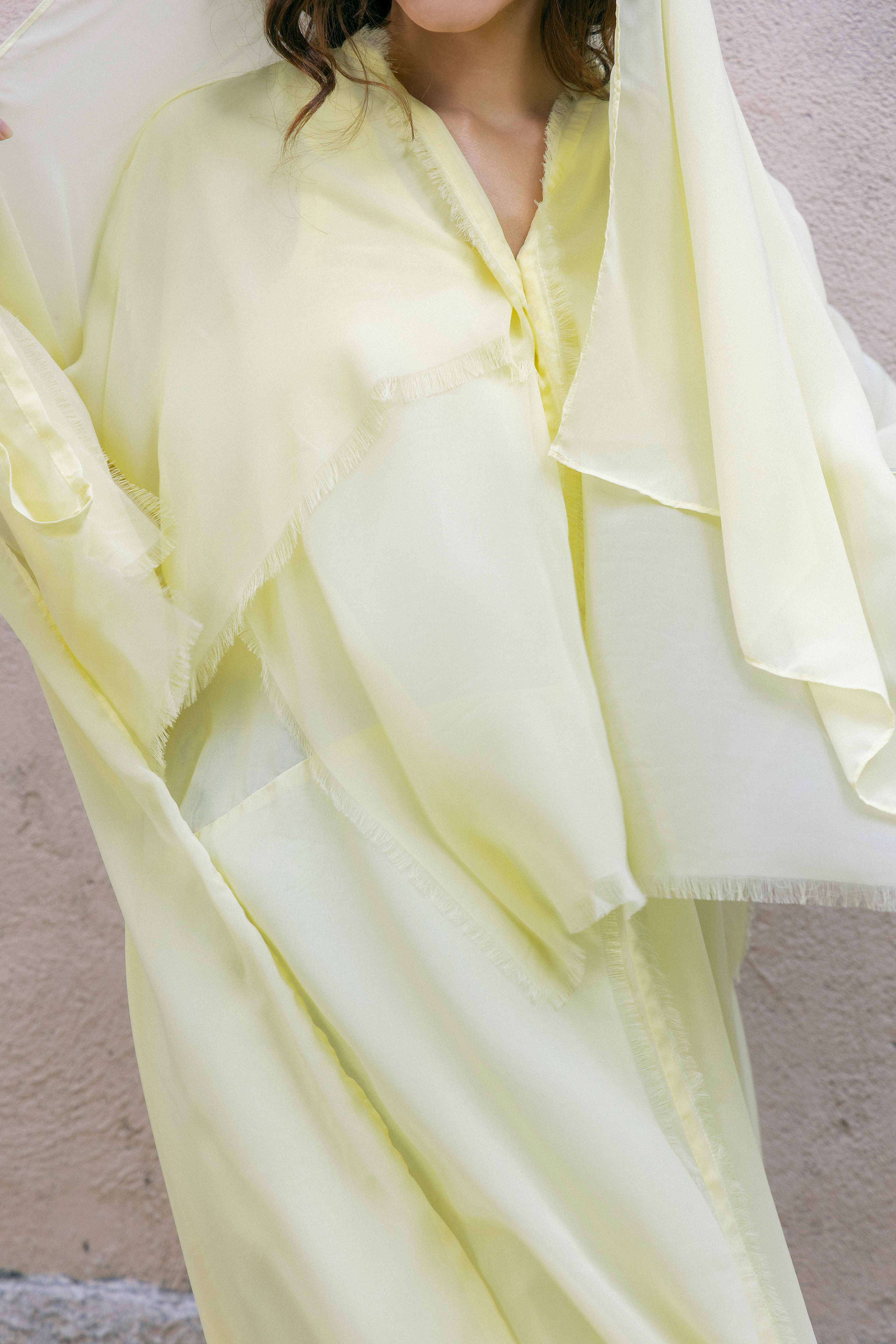 P25025 معطف عباية شفاف أصفر فاتح مزين بالشراشيب