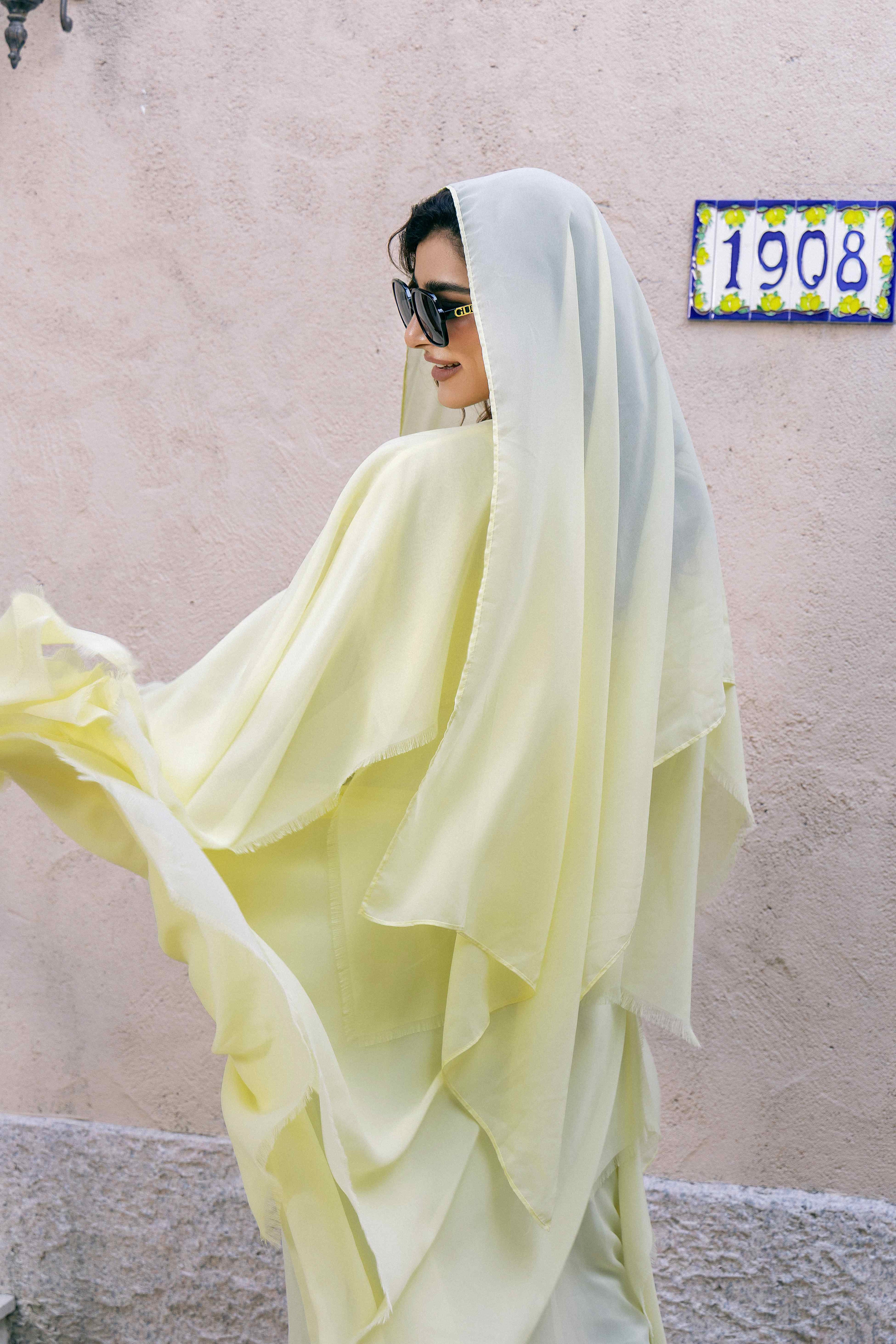 P25025 معطف عباية شفاف أصفر فاتح مزين بالشراشيب