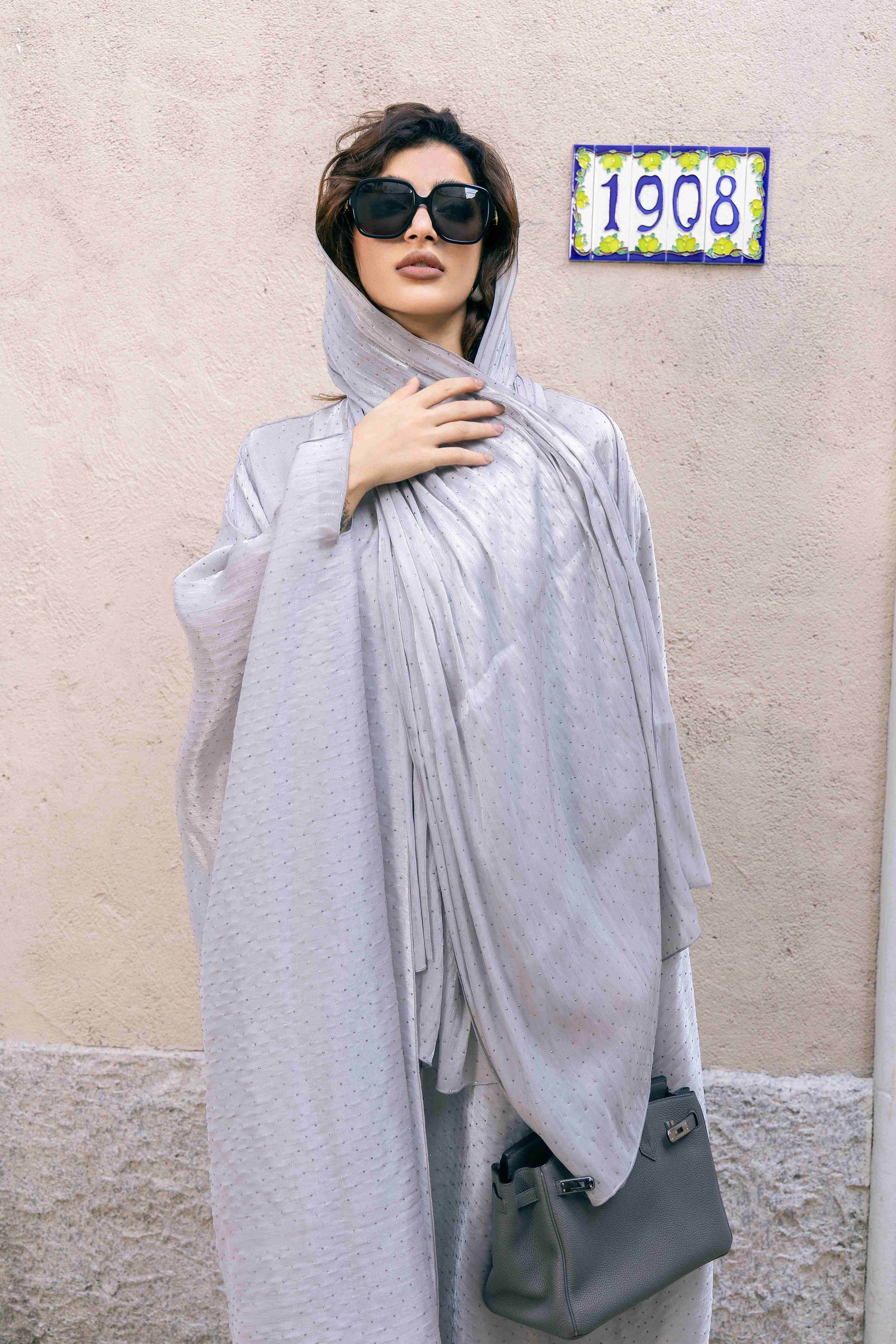 طقم عباية كامل الجسم مزين بأحجار الراين باللون الرمادي الفضي P25022