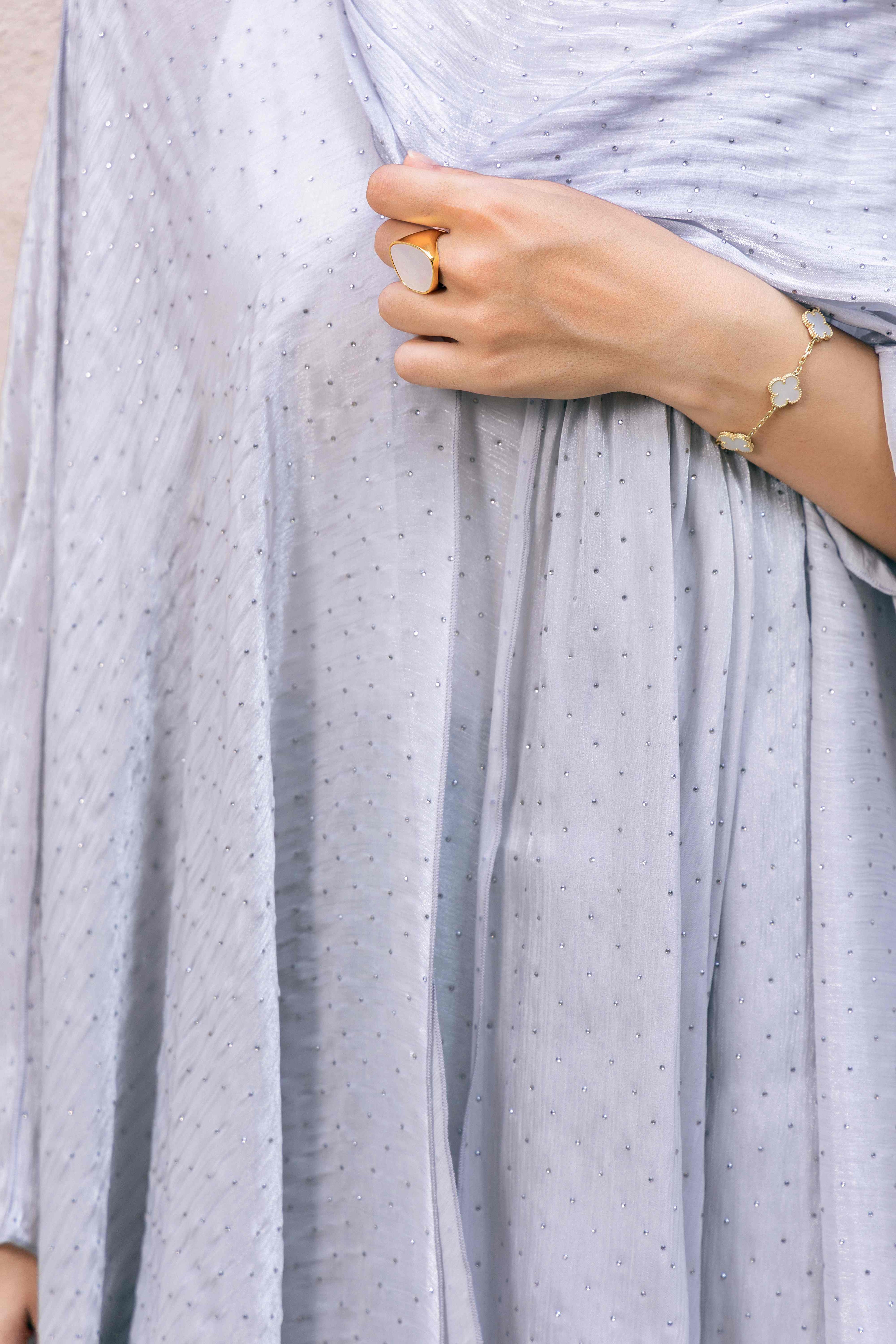 طقم عباية كامل الجسم مزين بأحجار الراين باللون الرمادي الفضي P25022