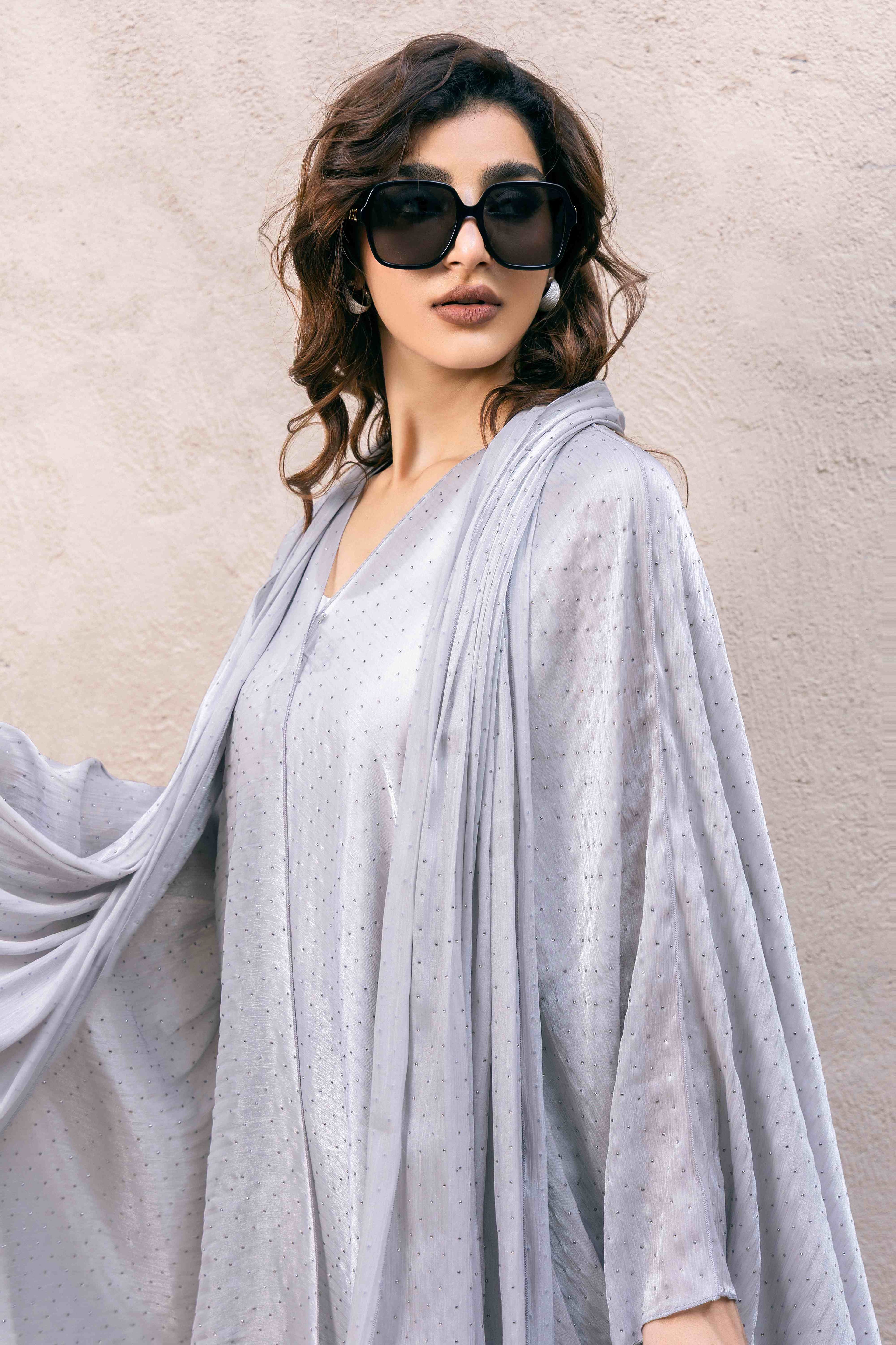 طقم عباية كامل الجسم مزين بأحجار الراين باللون الرمادي الفضي P25022