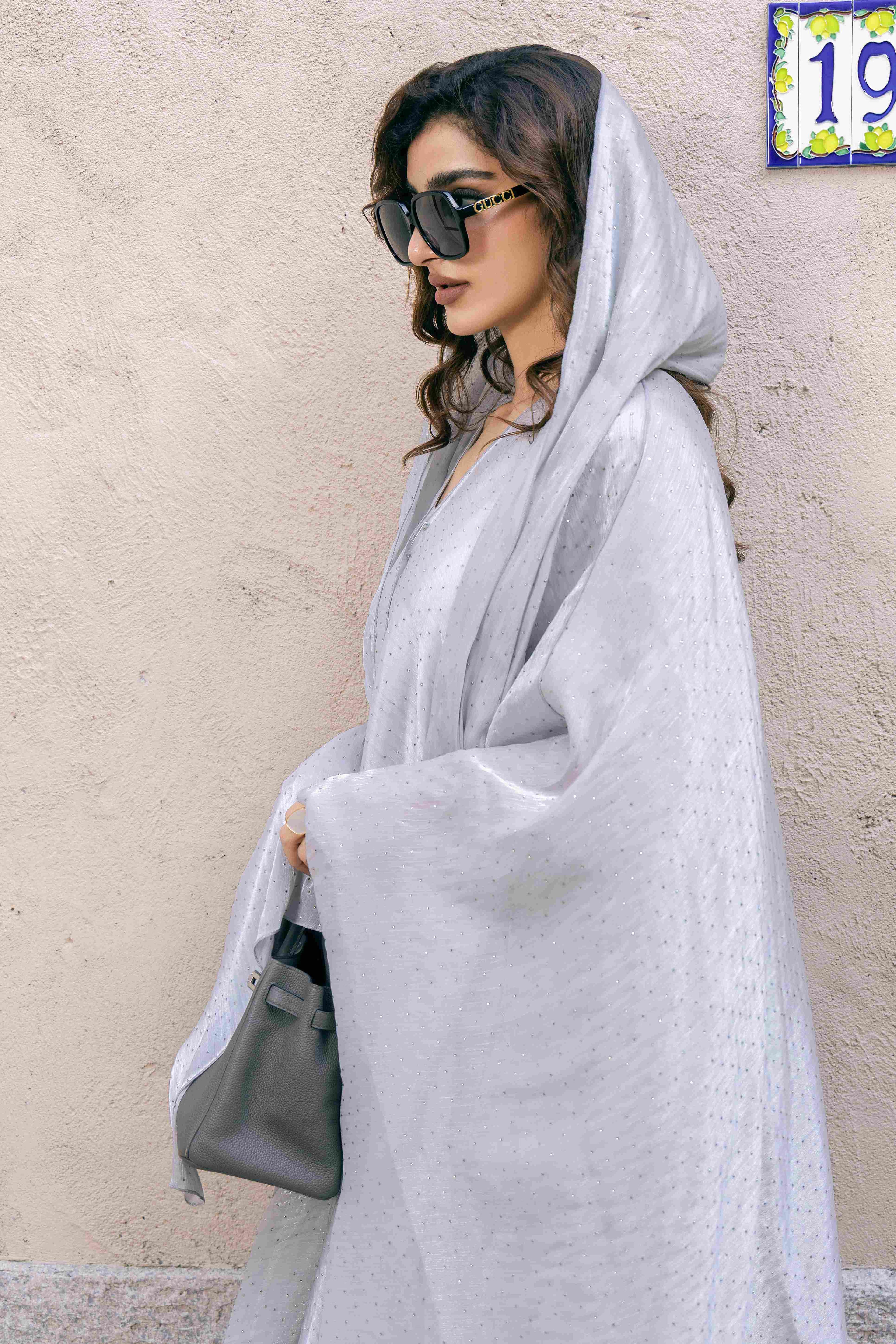 طقم عباية كامل الجسم مزين بأحجار الراين باللون الرمادي الفضي P25022