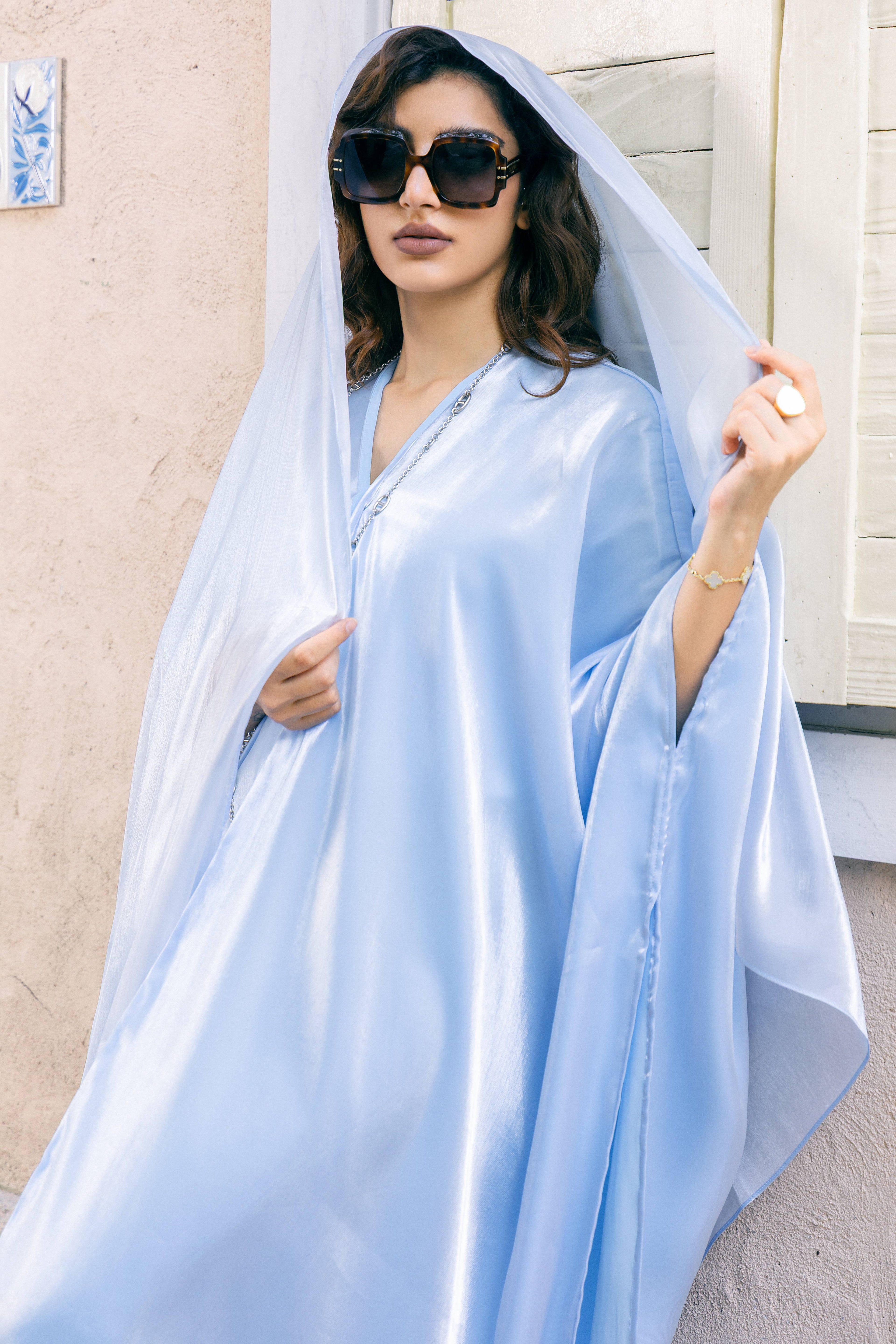Abaya en satin bleu ciel lumineux lys P25003