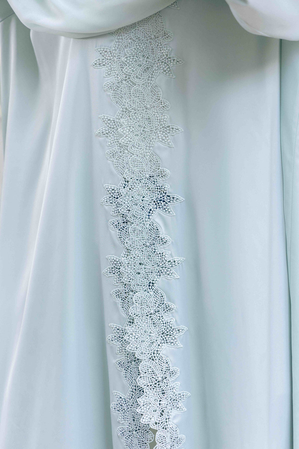 P25011 Ensemble abaya en acétate avec dentelle bleu ciel et bordure en strass