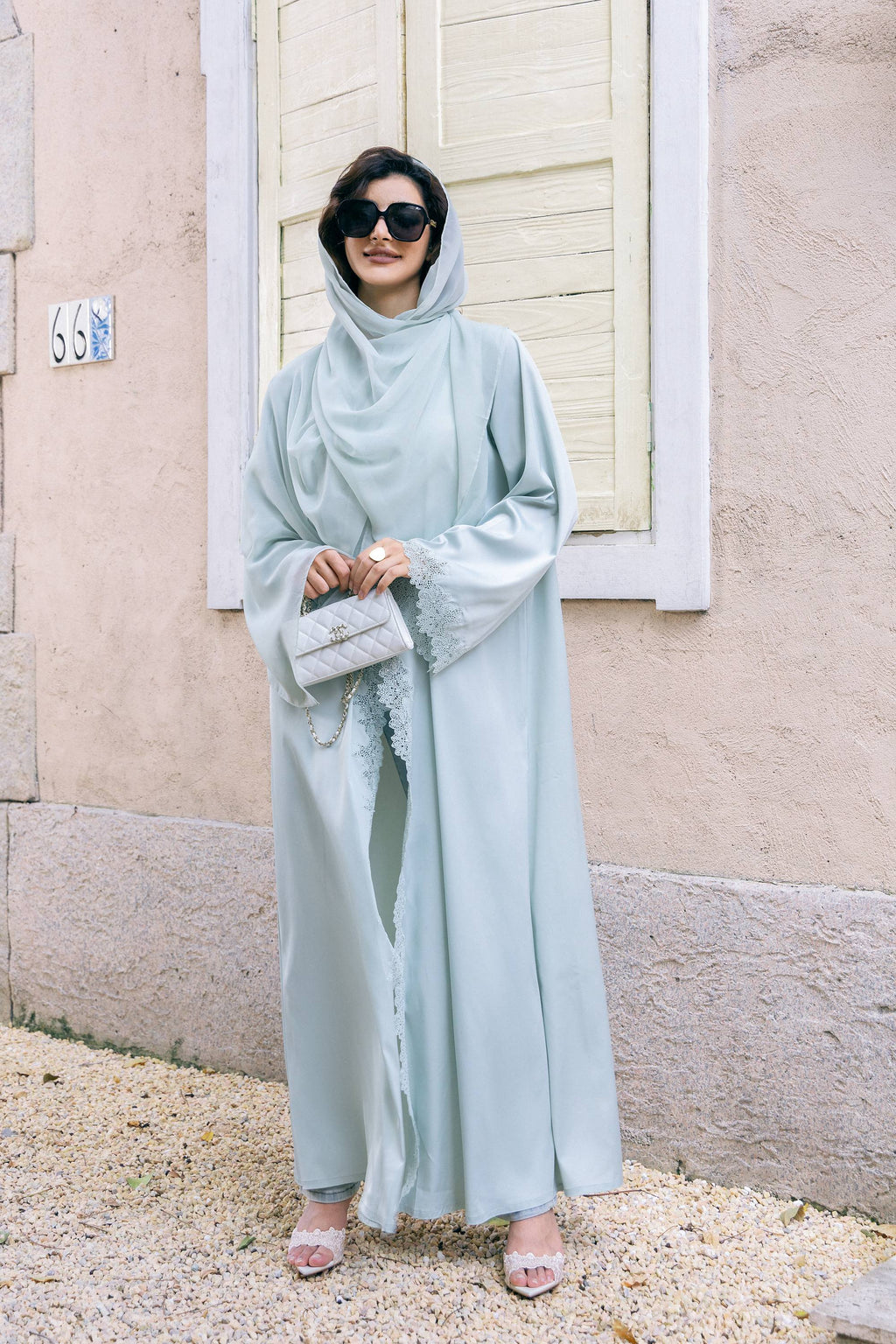 P25011 Ensemble abaya en acétate avec dentelle bleu ciel et bordure en strass