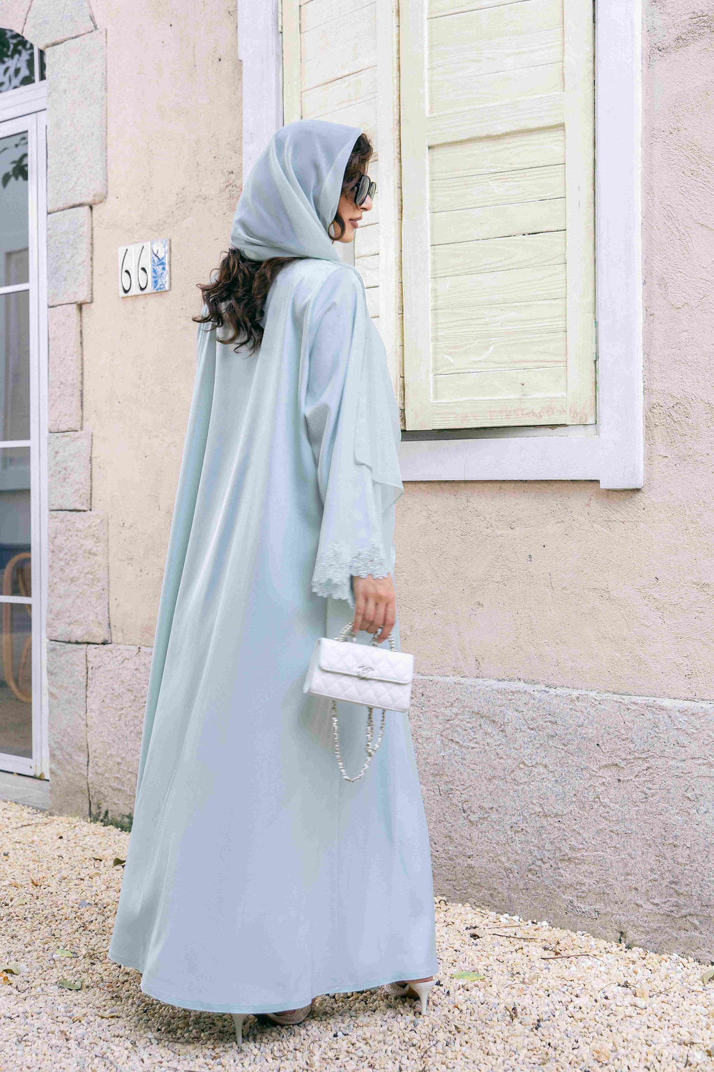 P25011 Ensemble abaya en acétate avec dentelle bleu ciel et bordure en strass