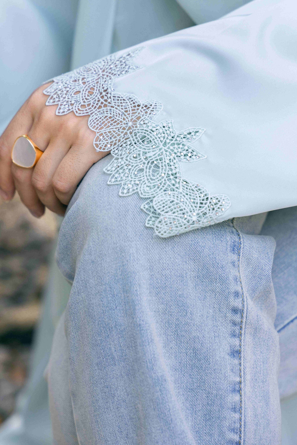 P25011 Ensemble abaya en acétate avec dentelle bleu ciel et bordure en strass