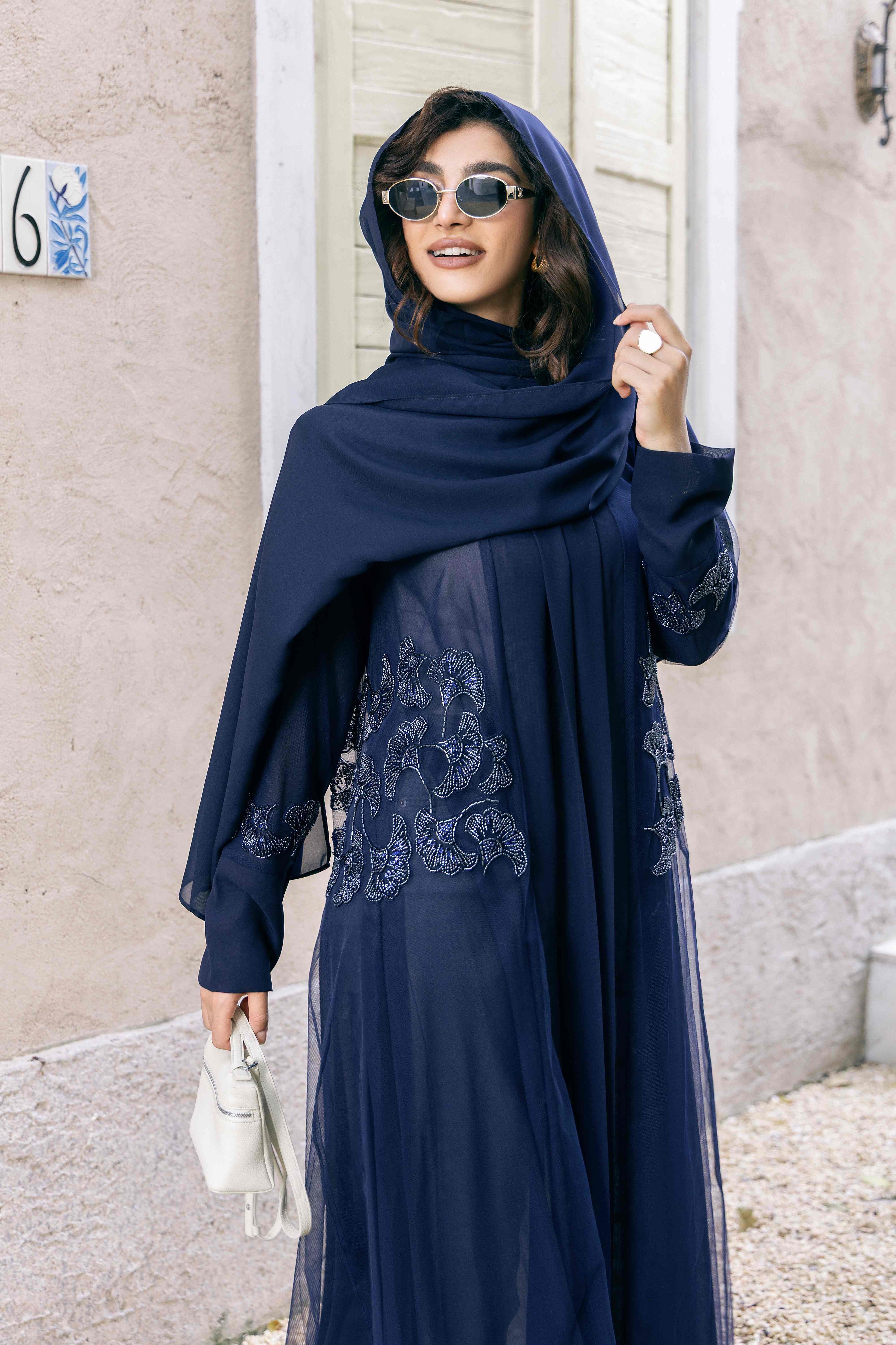 Abaya bleu foncé brodée de dentelle et ornée de sequins (P25008)