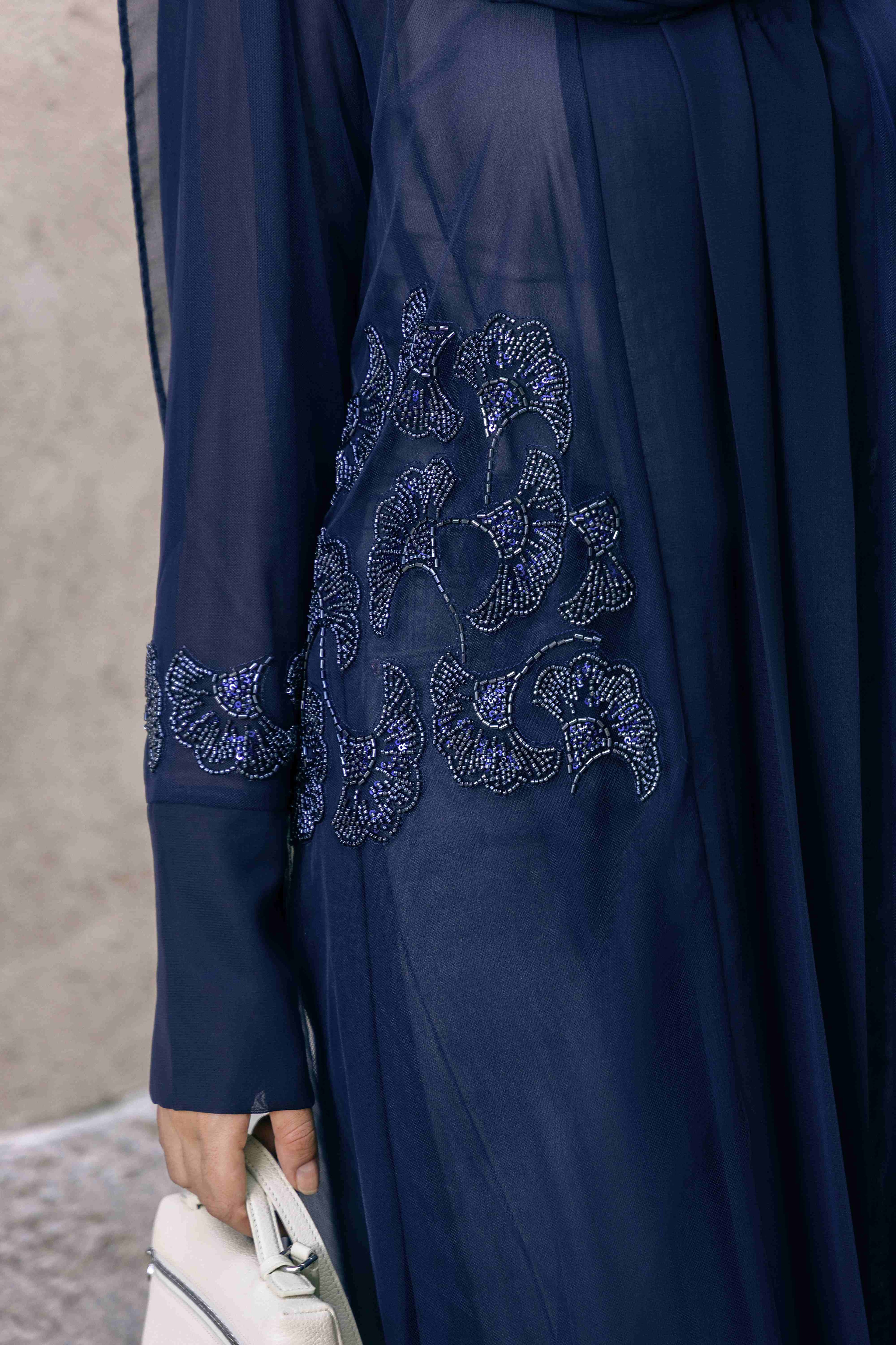 Abaya bleu foncé brodée de dentelle et ornée de sequins (P25008)