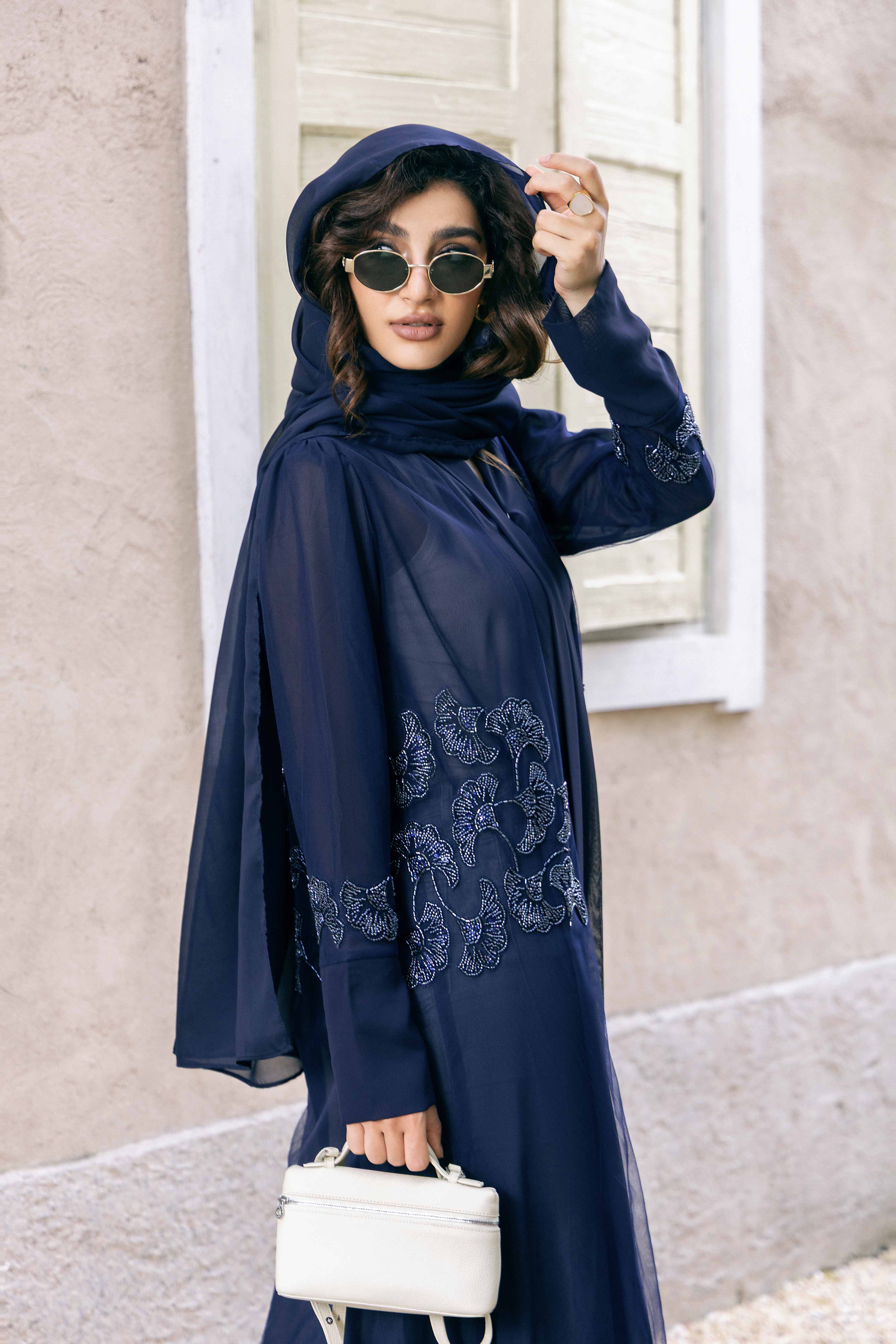 Abaya bleu foncé brodée de dentelle et ornée de sequins (P25008)