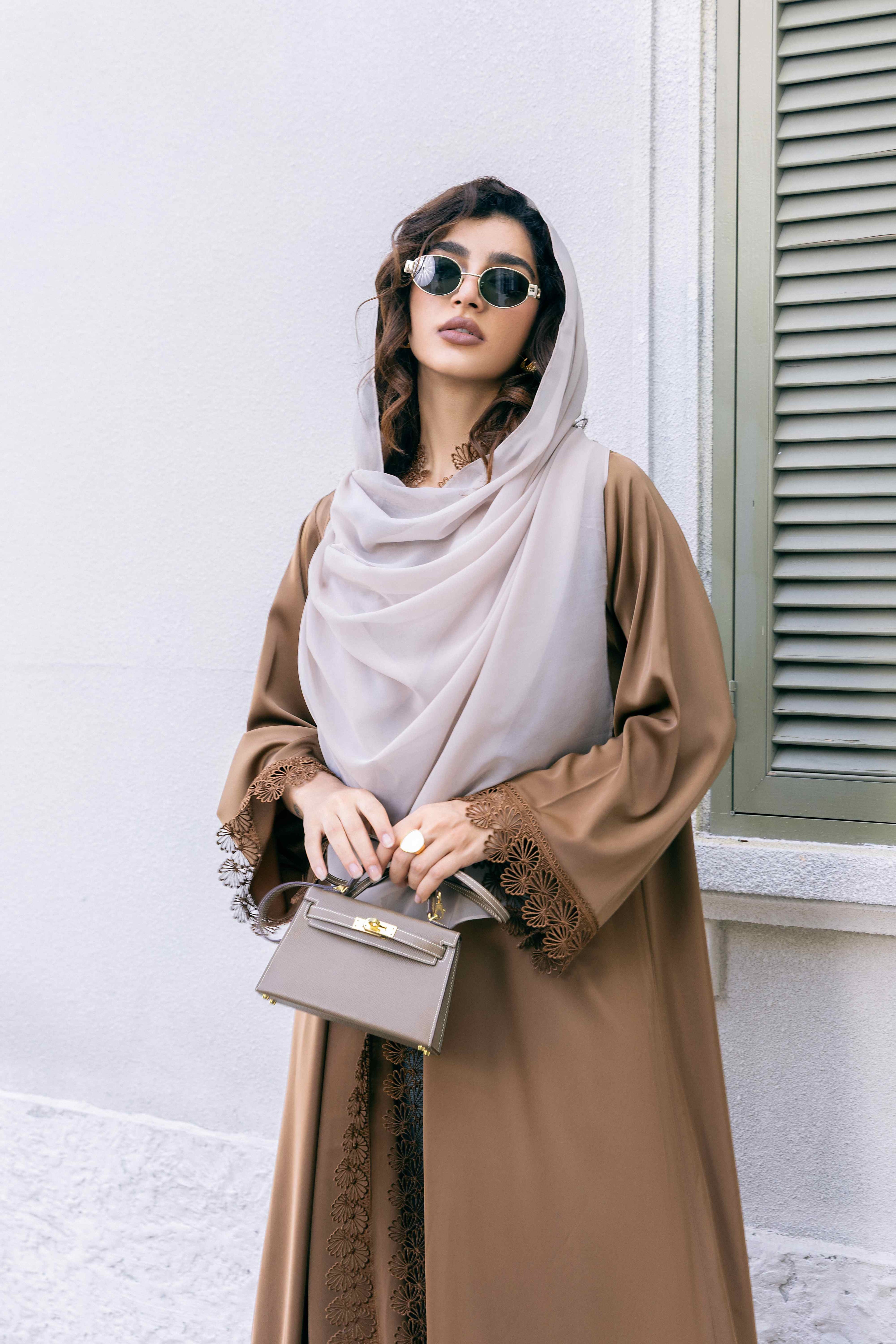 P25012 Ensemble abaya en satin et dentelle, coloris Maillard