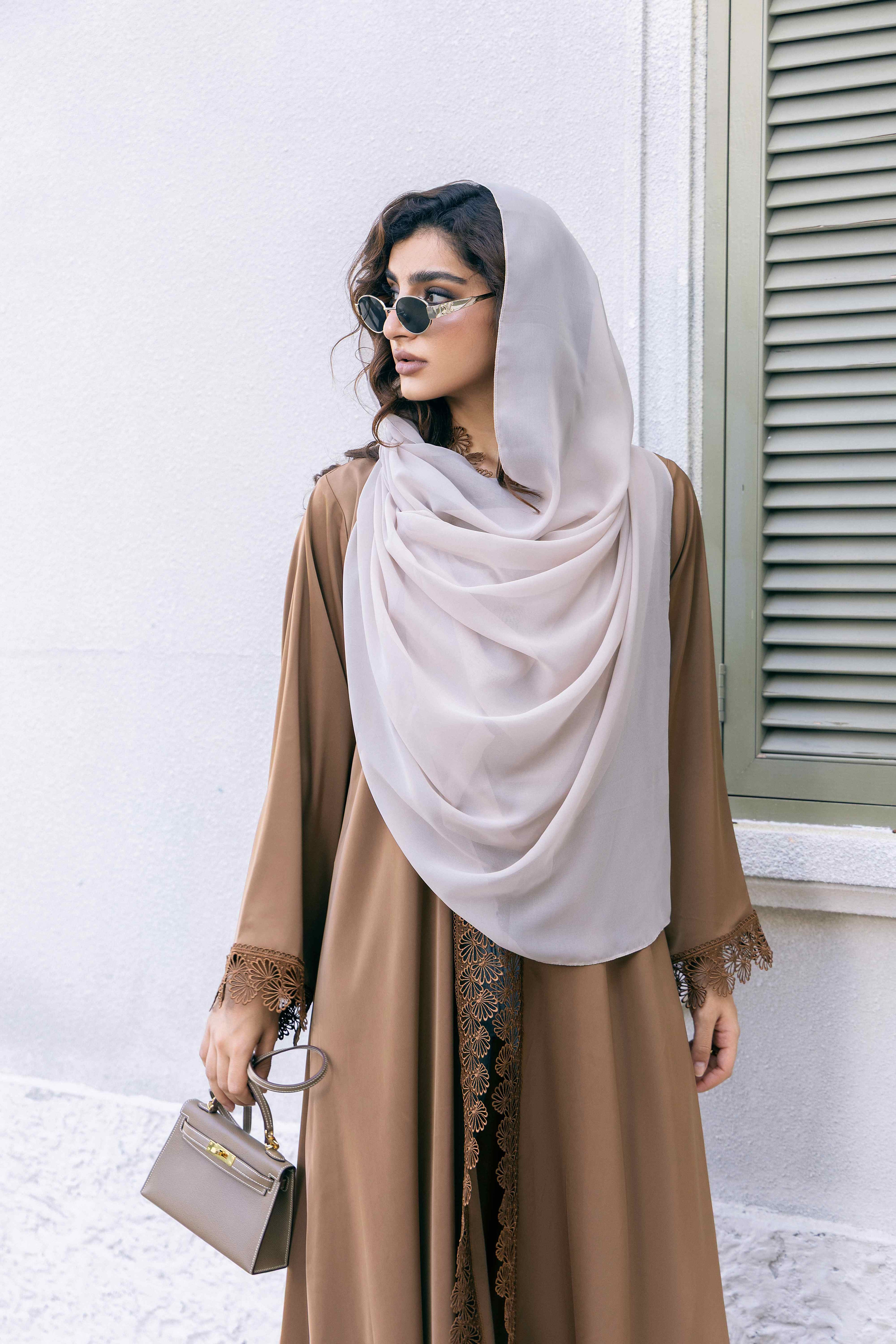 P25012 Ensemble abaya en satin et dentelle, coloris Maillard