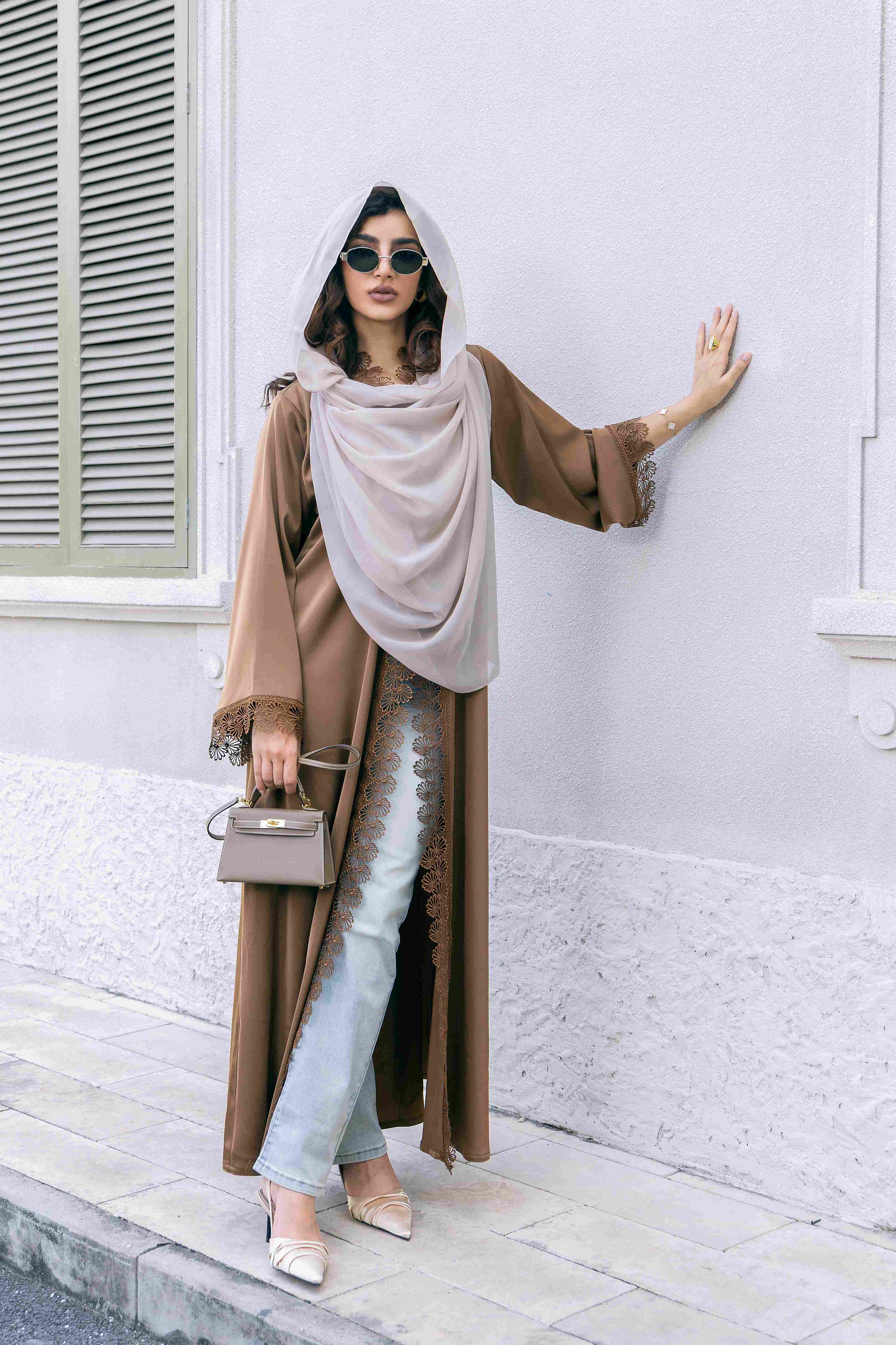 P25012 Ensemble abaya en satin et dentelle, coloris Maillard