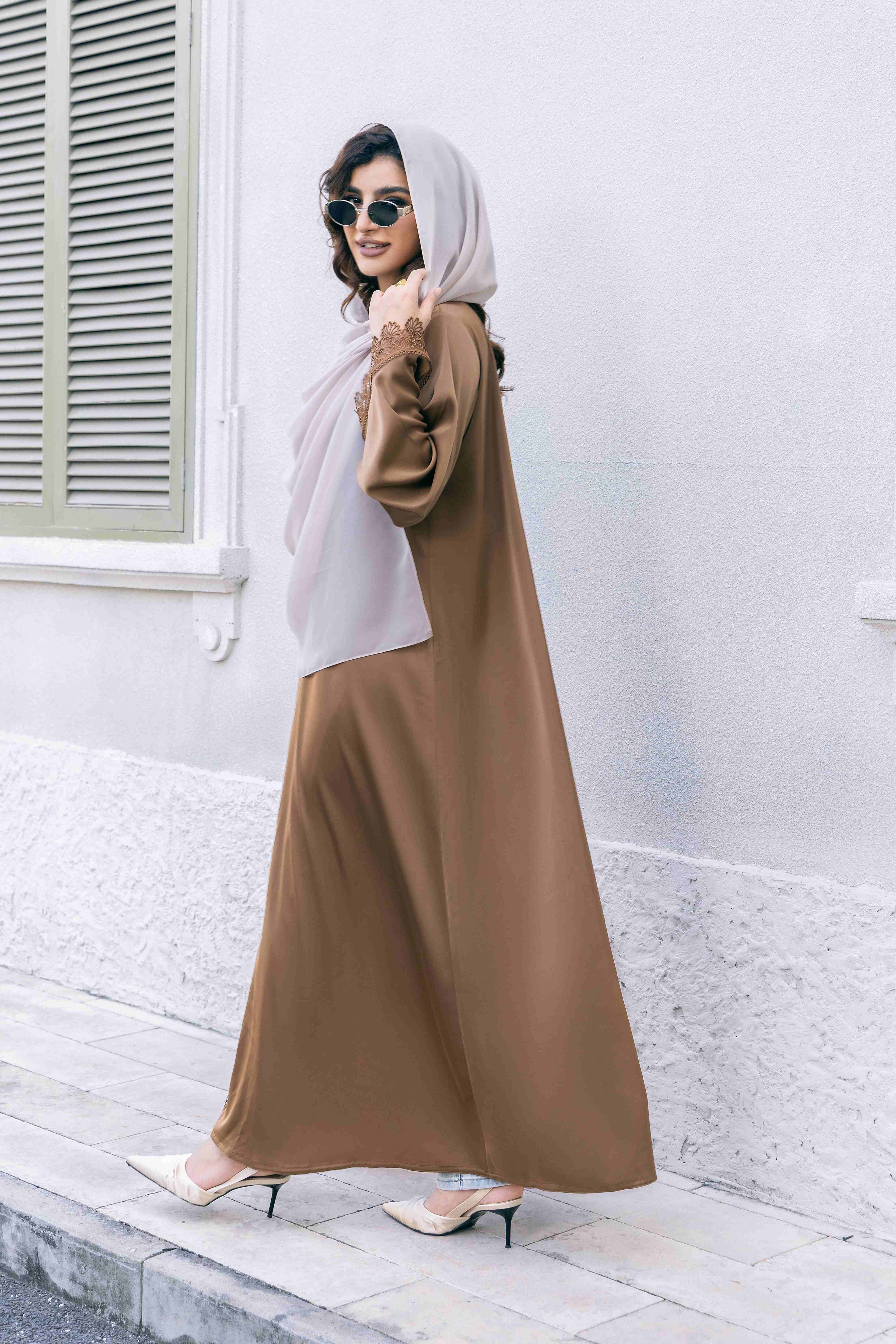 P25012 Ensemble abaya en satin et dentelle, coloris Maillard