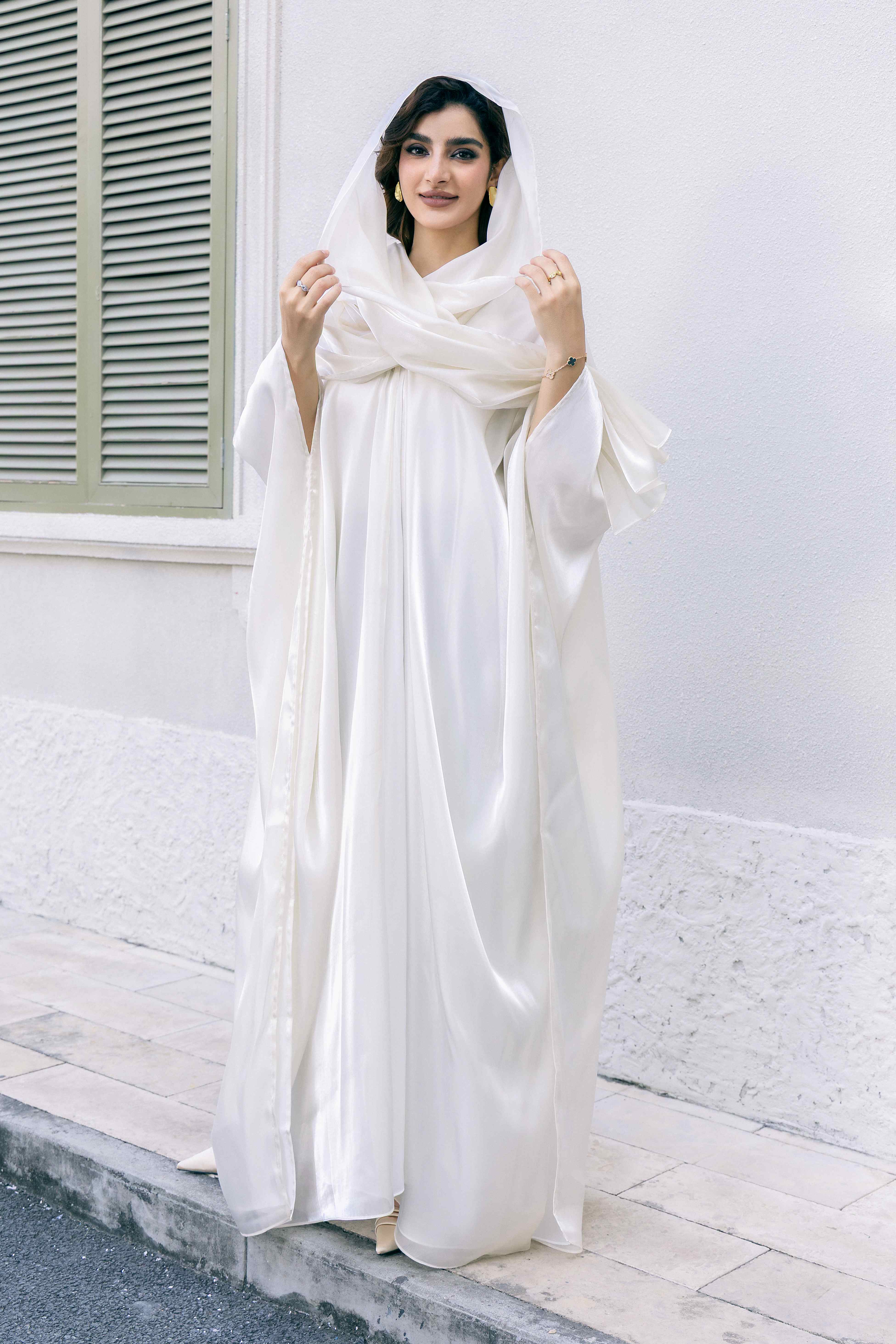 Luminous Moonlight White Lily Satin Abaya – NUR OYOUNI